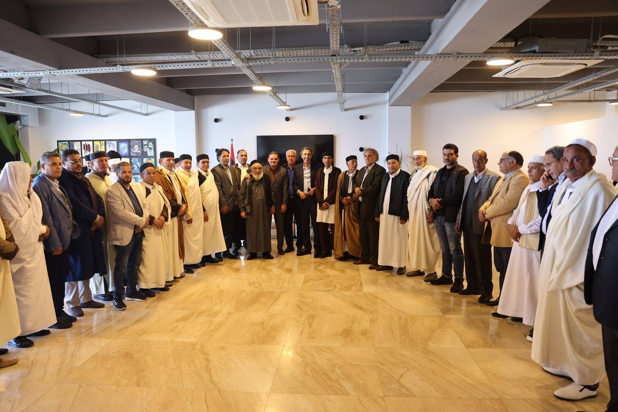  Ulusal Birlik Hükümeti (UBH) Başbakanı Abdulhamid Dibeybe, önceki bir toplantıda Senusi kabilesinden bir heyetle (UBH Başbakanı Abdulhamid Dibeybe'nin ofisi)