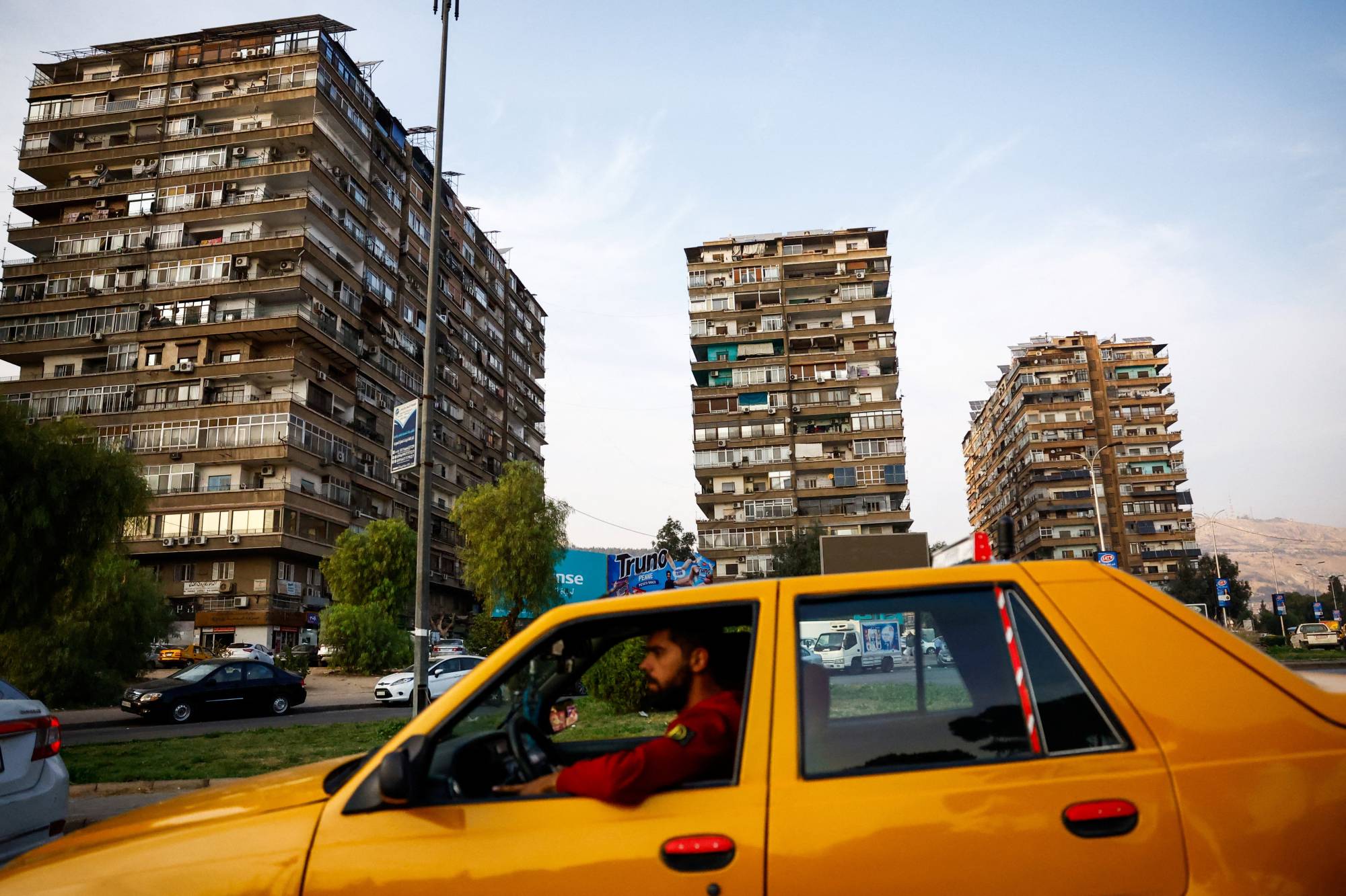 Şam'ın Mezze kentinde bir taksi şoförü (Reuters)