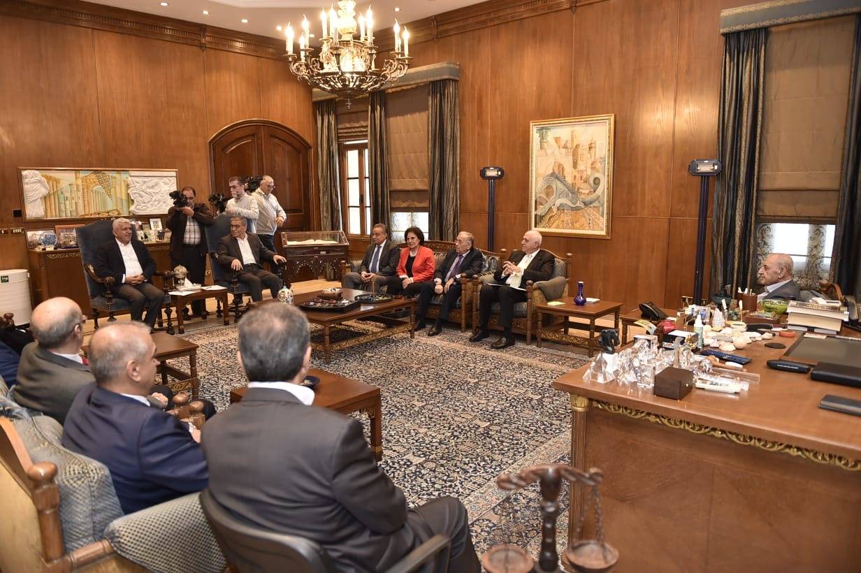 Lübnan Meclis Başkanı Nebih Berri, Joseph Kuseyfi başkanlığındaki Basın Editörleri Sendikası heyetini kabul etti. (Lübnan Meclis Başkanlığı)  Lübnan Meclis Başkanı, ülkede 