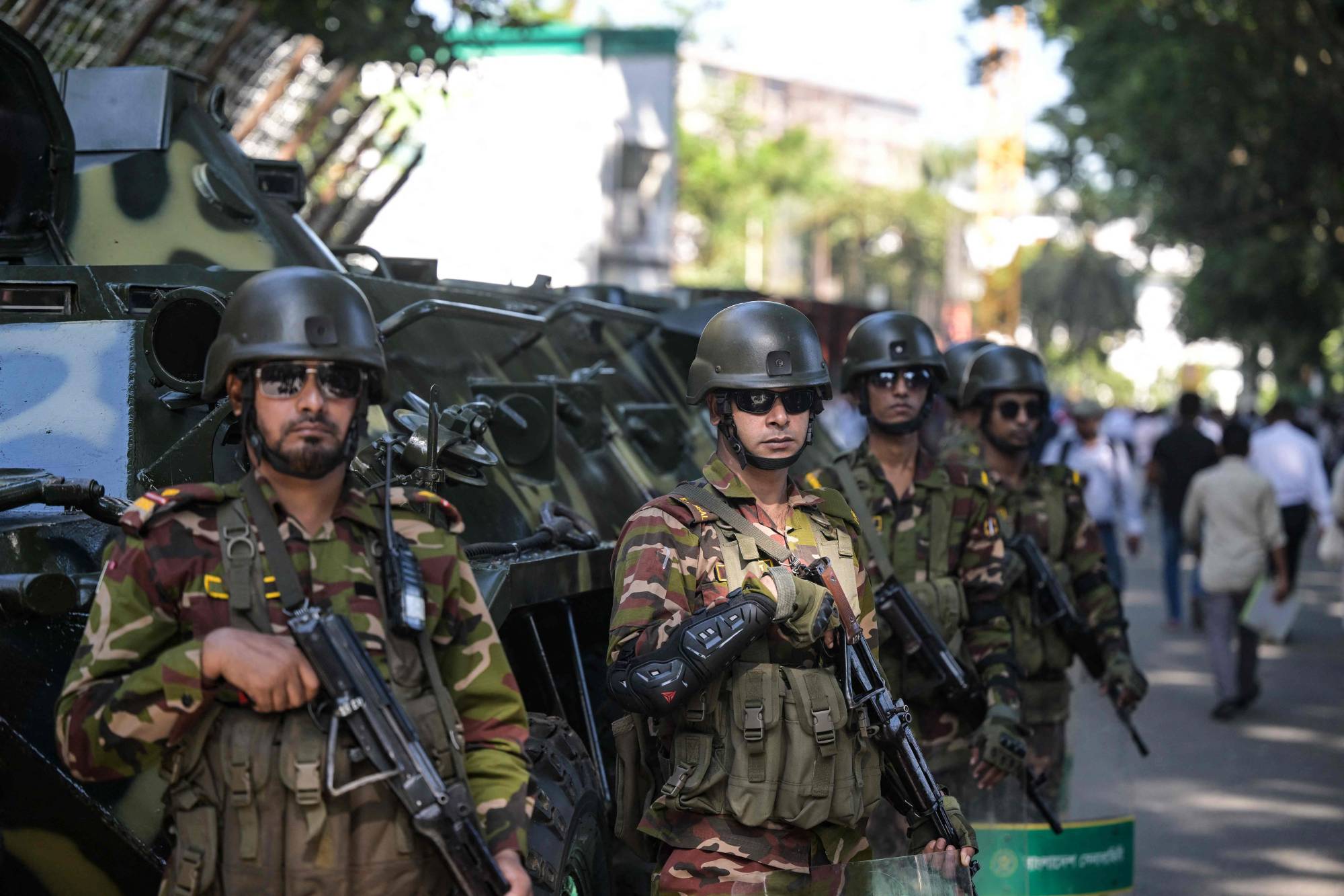 Bangladeş askerleri Dakka'daki Uluslararası Adalet Divanı yakınında duruyor (AFP)