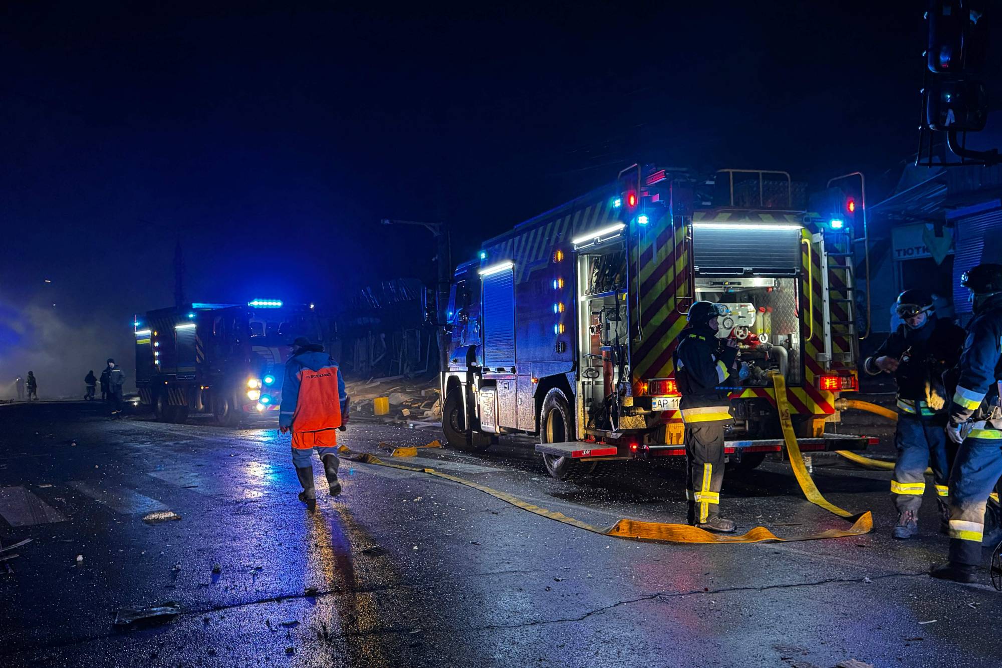  Zaporijya'da Rus hava saldırılarının hedef aldığı bir bölgede Ukraynalı kurtarma ekipleri (AFP)