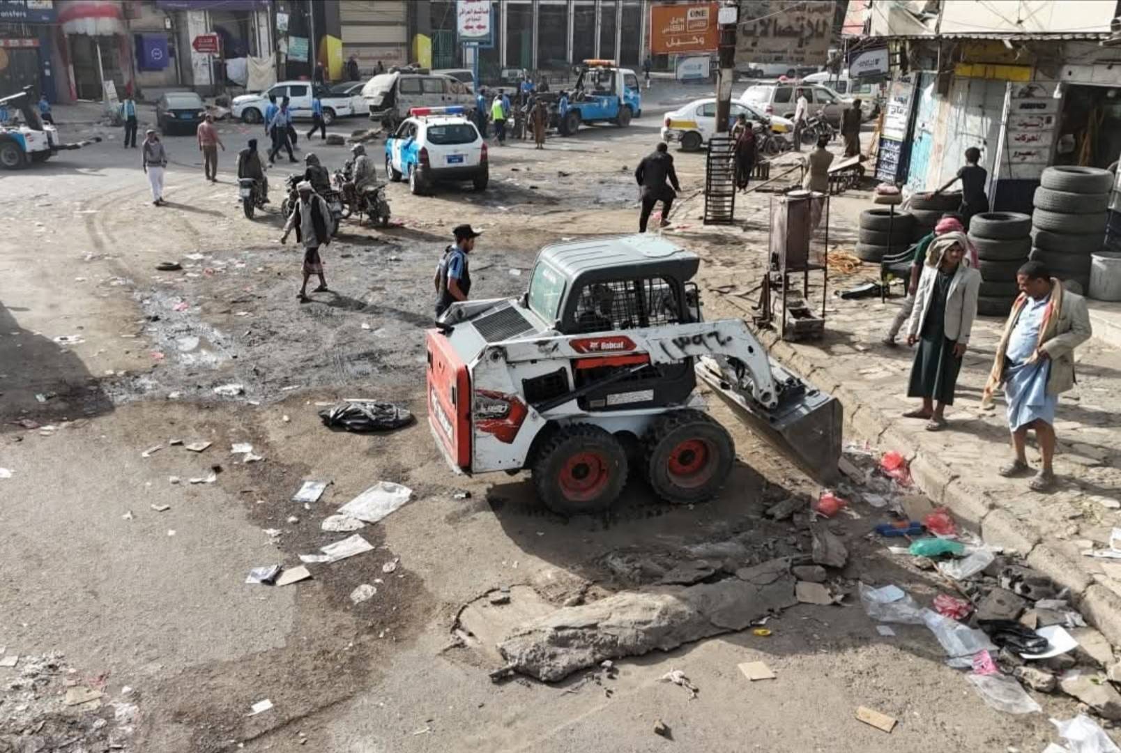 Husi buldozeri Sana'da dükkanların yakınındaki işportacılara saldırdı (Husi medyası)