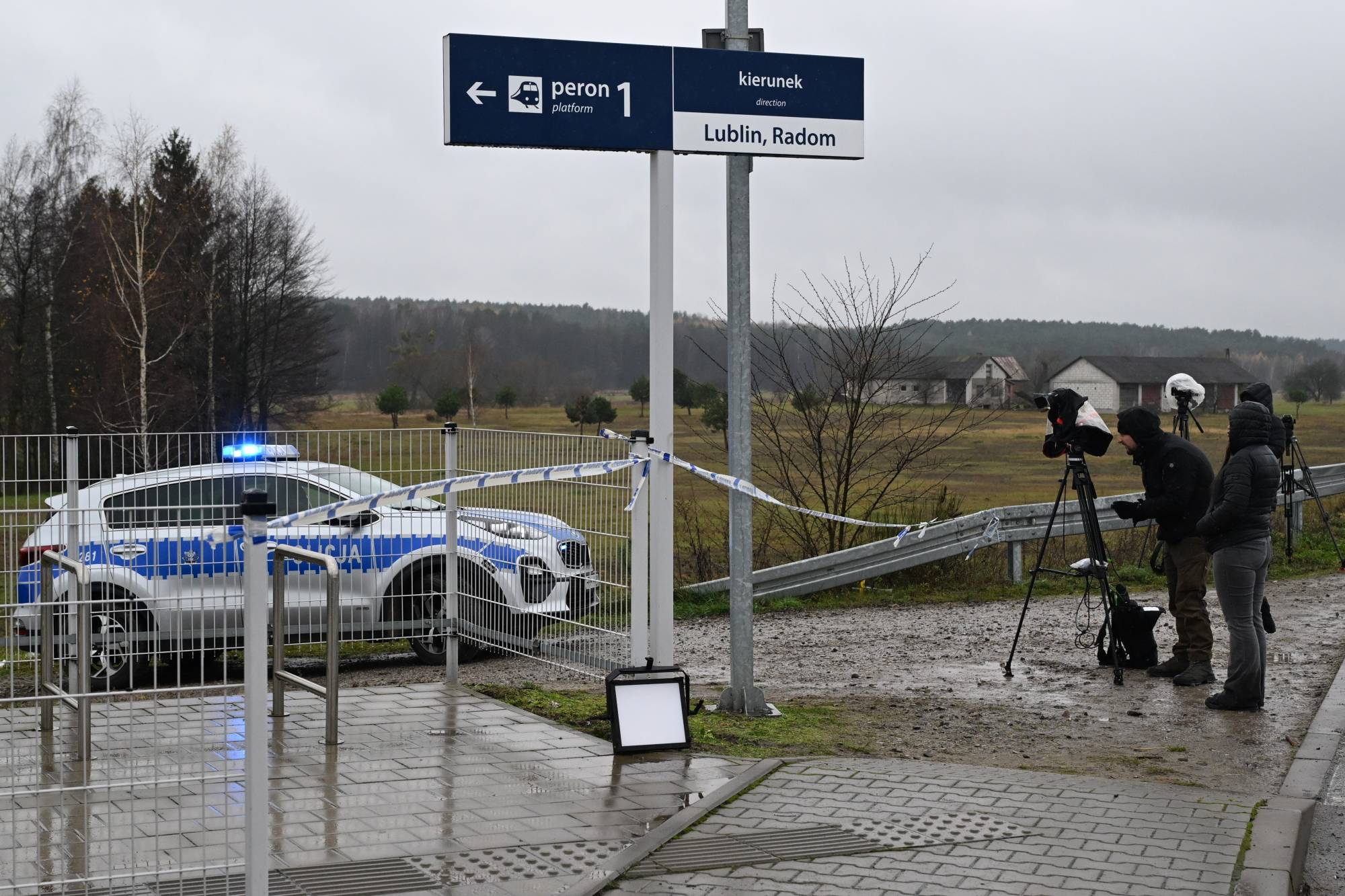 Özel kuvvetler ve polis, Polonya'nın orta kesimindeki Mica tren istasyonunun yakınında Deblin-Varşova güzergahındaki demiryolu hattının bir kısmının tahrip olduğu yeri inceliyor (EPA)