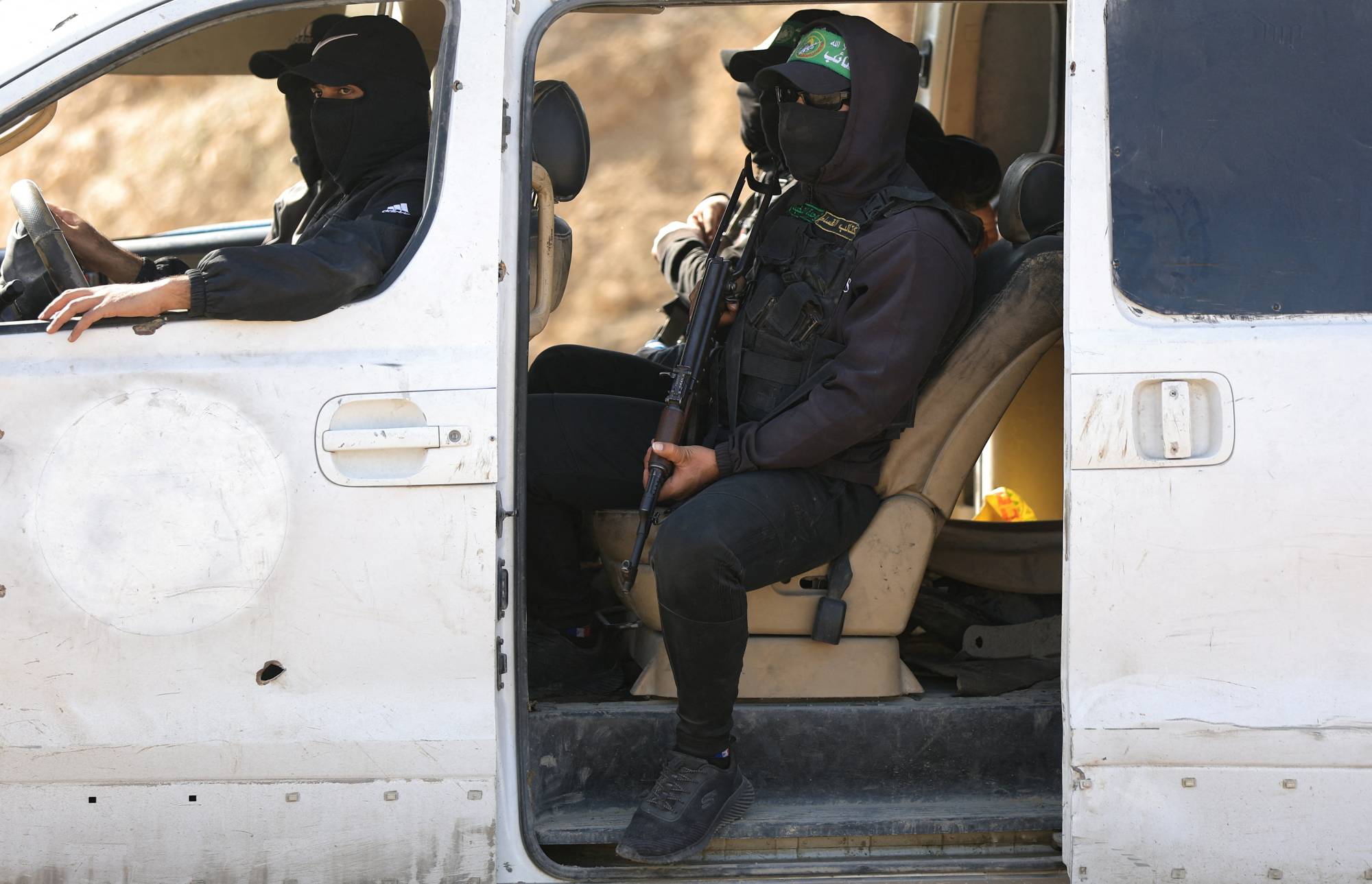 Hamas mensupları, Uluslararası Kızılhaç Komitesi (ICRC) çalışanlarını, ateşkes anlaşması kapsamında İsrail güçlerinin geri çekildiği ‘sarı hat’ içindeki bir bölgeye götürüyor. (Reuters)