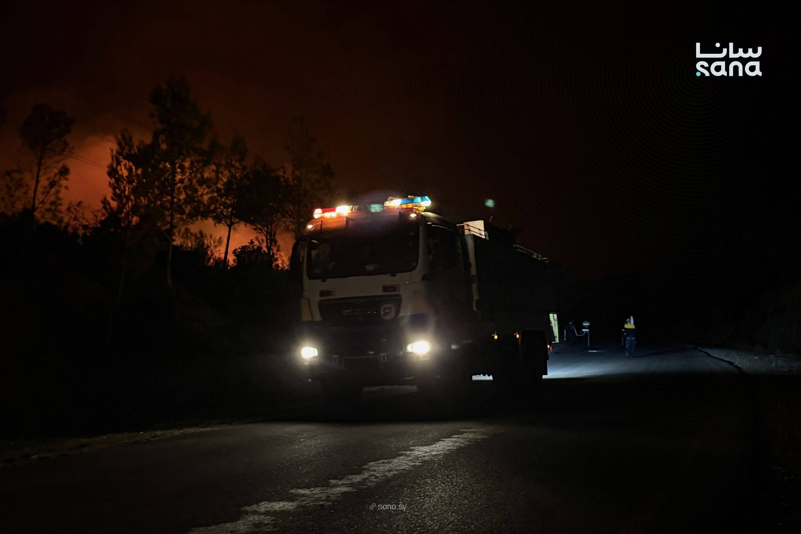  Suriye'nin Lazkiye kırsalındaki yangın bölgesinde bir itfaiye aracı (SANA)