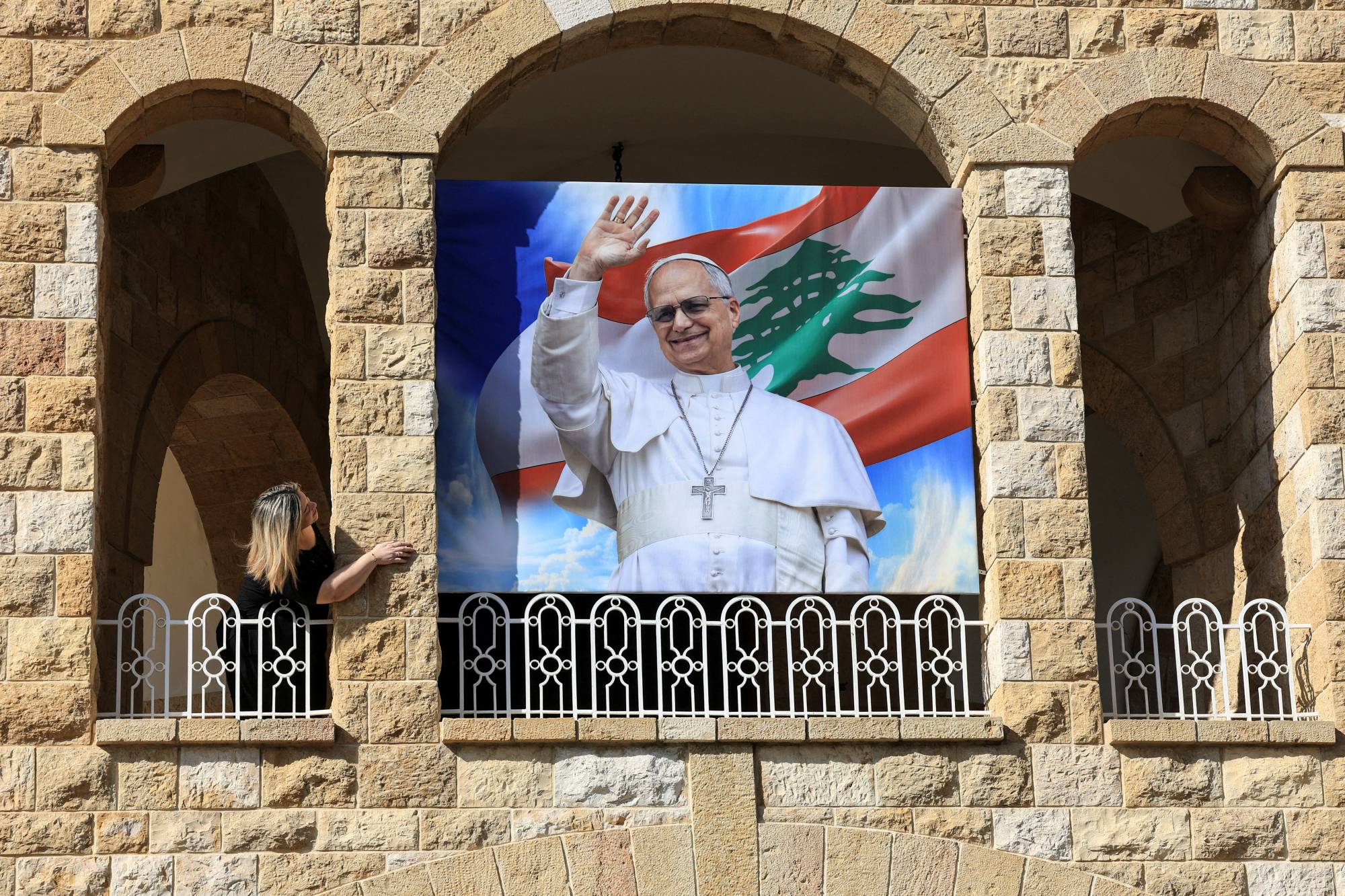 Lübnan'ın Cel el Dib kentindeki Psikiyatri Hastanesi'nde Papa XIV. Leo'yu tasvir eden poster (Reuters)