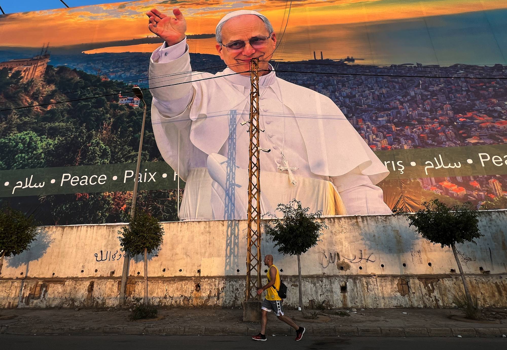 Papa XIV. Leo'nun Beyrut'ta karşılanışı için 21 Kasım'da asılan bir poster, (AP)
