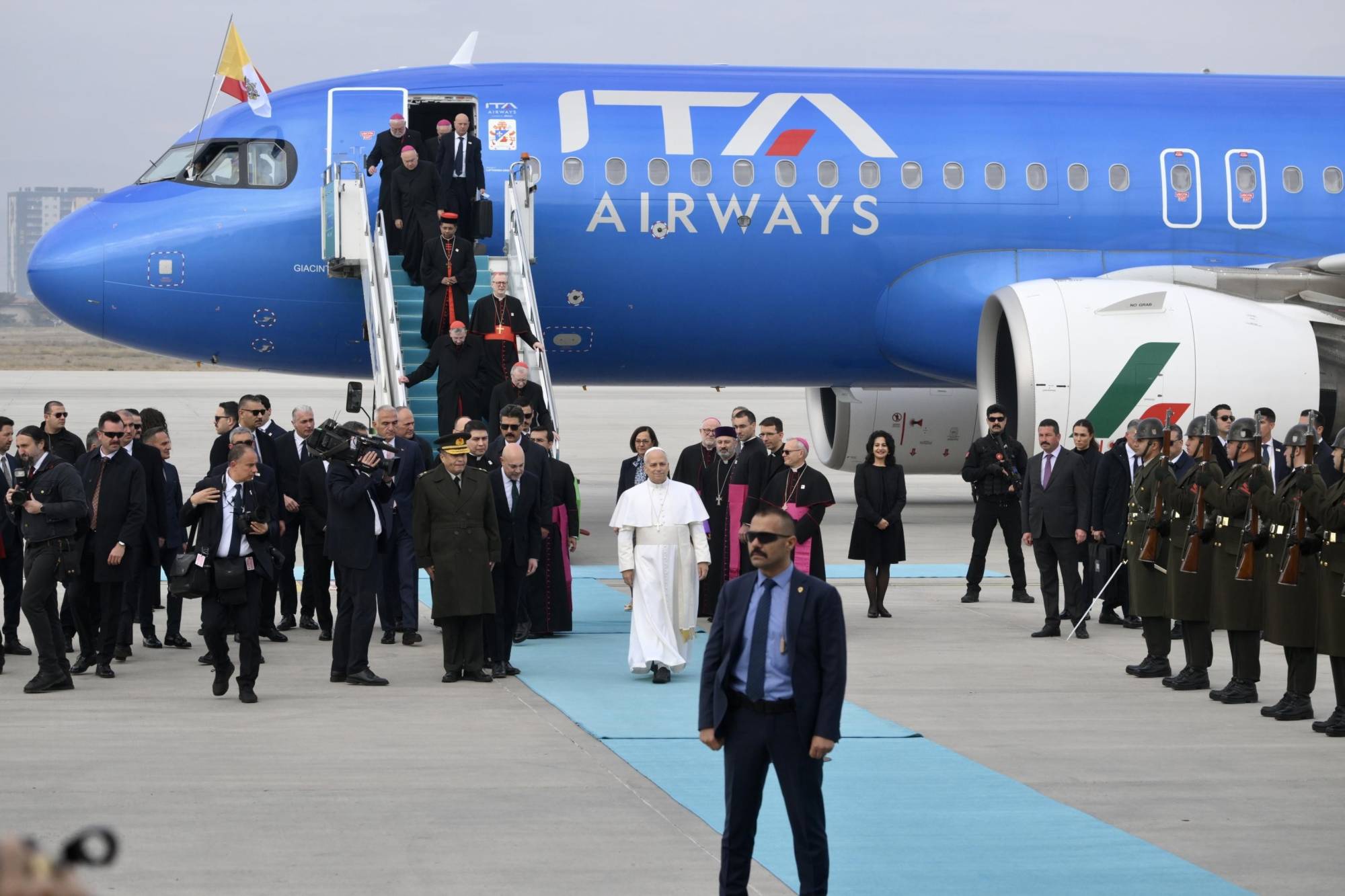  Papa Leo'nun Ankara Esenboğa Havalimanı'na varış anı (EPA)