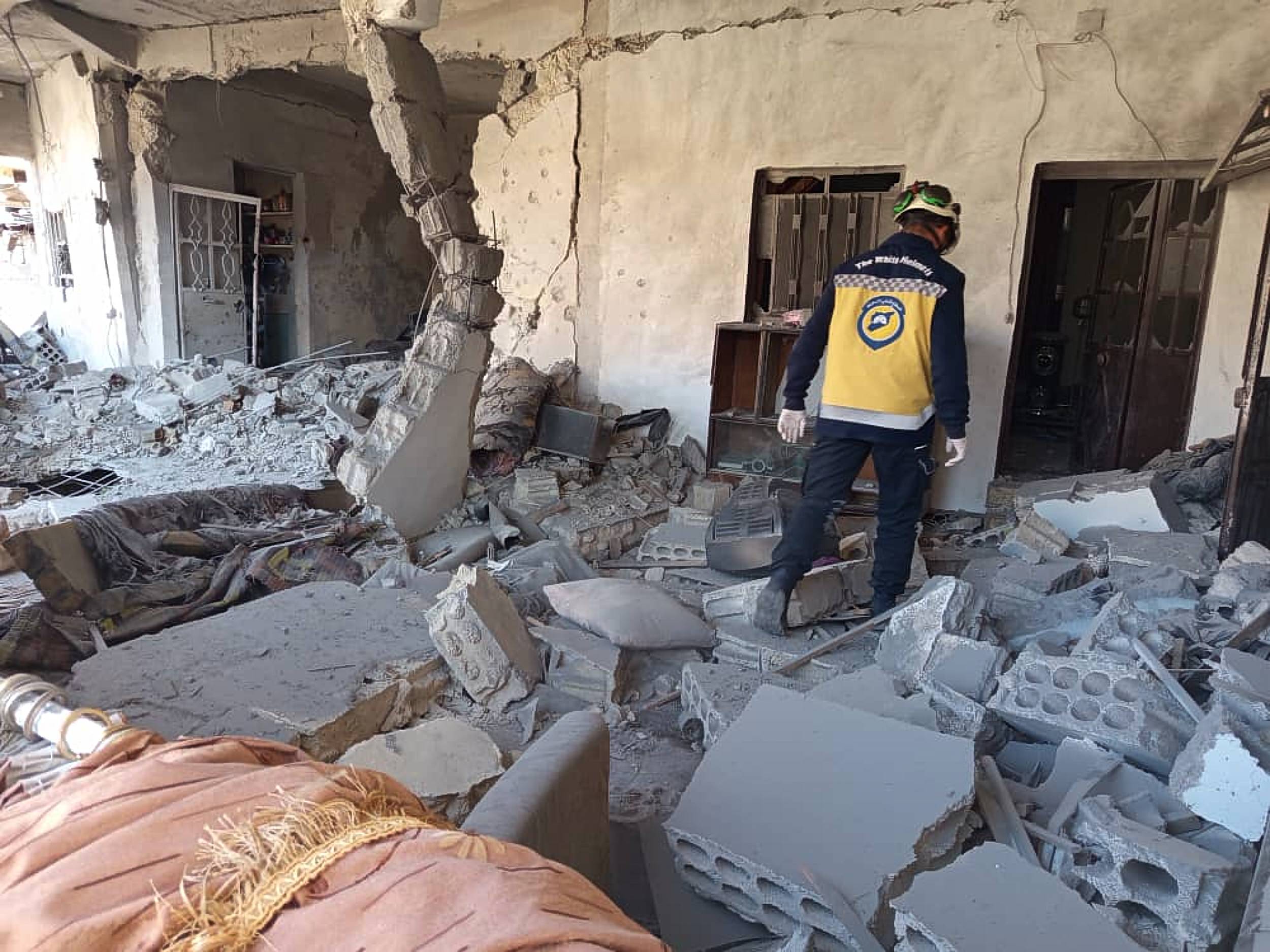 İsrail askerlerinin Suriye'nin Beyt Cin kasabasında bombaladığı bir evde meydana gelen yıkım (Suriye Sivil Savunma Müdürlüğü – AP)