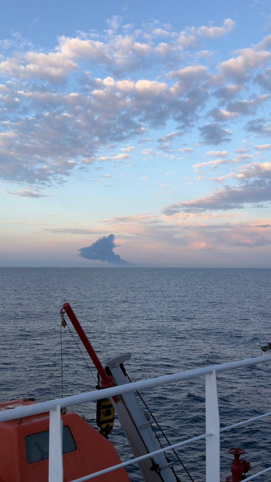 Karadeniz'de seyreden "Kairos" adlı petrol tankerinden dumanlar yükseliyor (Reuters)