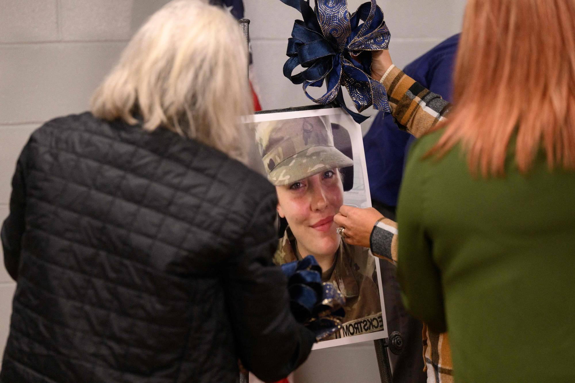 Geçtiğimiz hafta Beyaz Saray yakınlarında gerçekleşen saldırıda hayatını kaybeden Ulusal Muhafız askeri Sarah Beckstrom'un anısına düzenlenen törenden, (AFP)