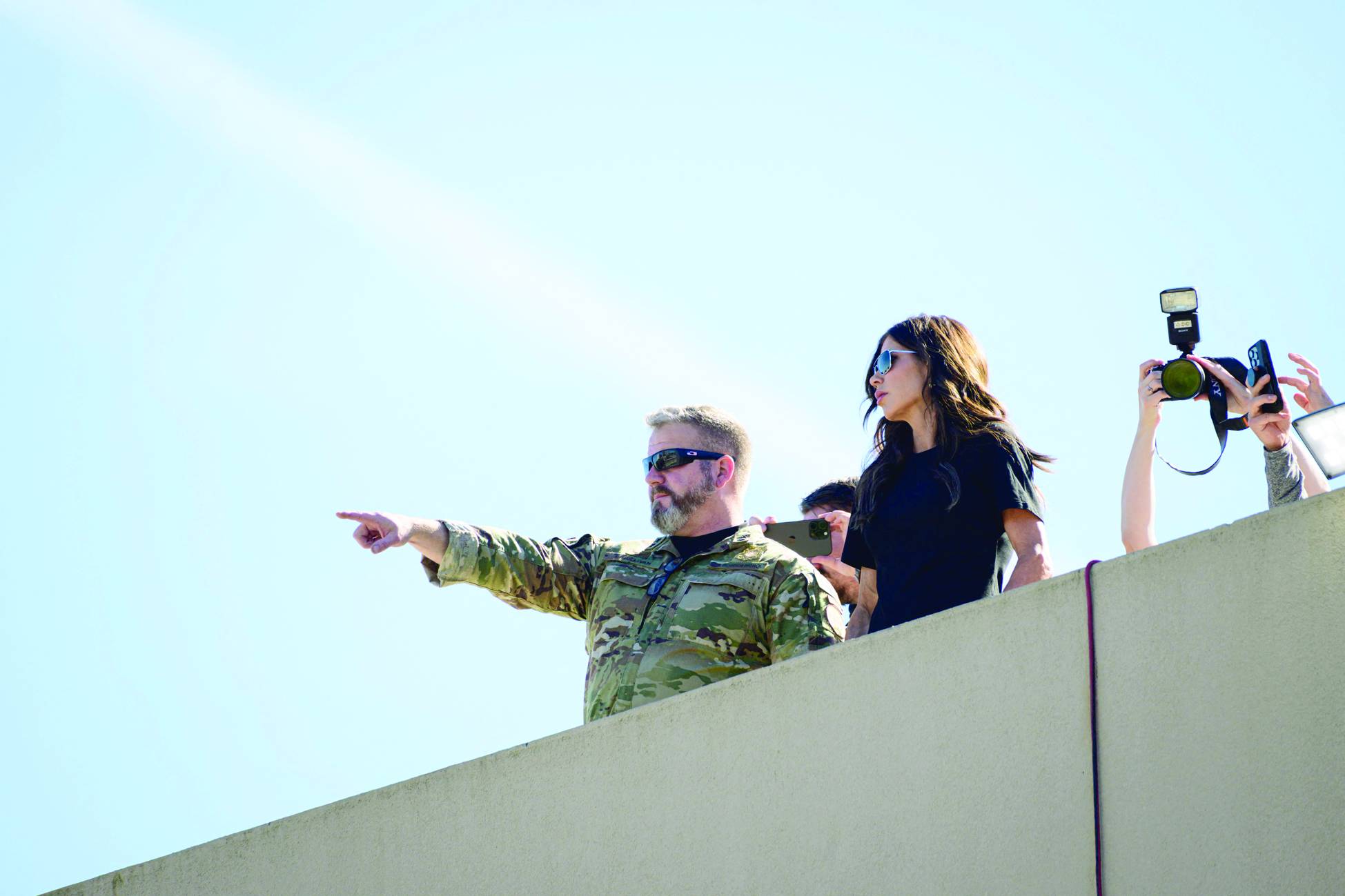 ABD İç Güvenlik Bakanı Kristi Noem, Portland'daki Göçmenlik ve Gümrük Muhafaza (ICE) merkezinin yakınındaki protestoları gözlemliyor (AFP)