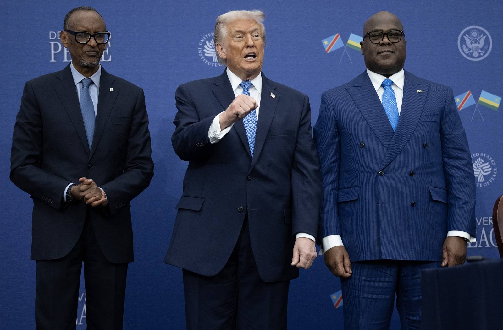 ABD Başkanı Donald Trump, Ruanda Devlet Başkanı Paul Kagame ve Demokratik Kongo Cumhuriyeti Devlet Başkanı Felix Tshisekedi ile birlikte barış anlaşmasının imza törenine katıldı. (AFP)