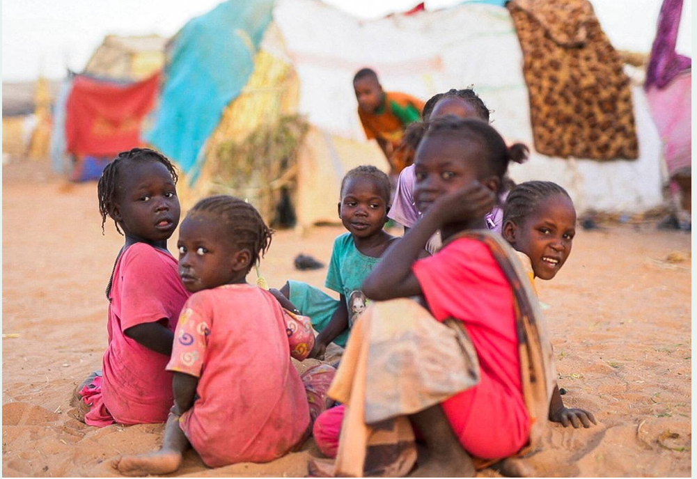 Kanlı çatışmalar nedeniyle aileleriyle birlikte yaşadıkları yerden kaçmak zorunda kalan Sudanlı çocuklar, el-Faşir yakınlarındaki bir kampta oturuyor. (Reuters)