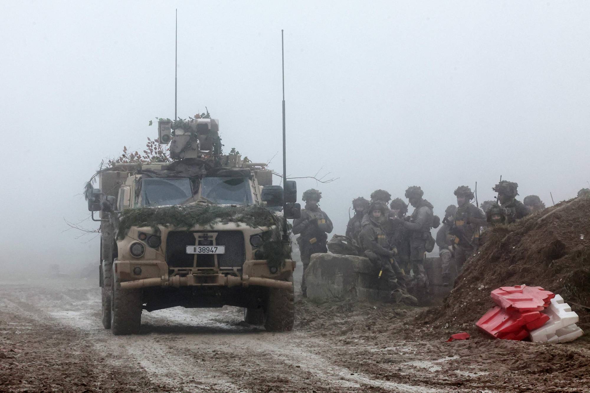 Fransa'nın kuzeydoğusundaki Soissons kasabası yakınlarındaki açık alanda, Fransa ve Belçika'nın ortak askeri tatbikatına katılan piyadeler (AFP)