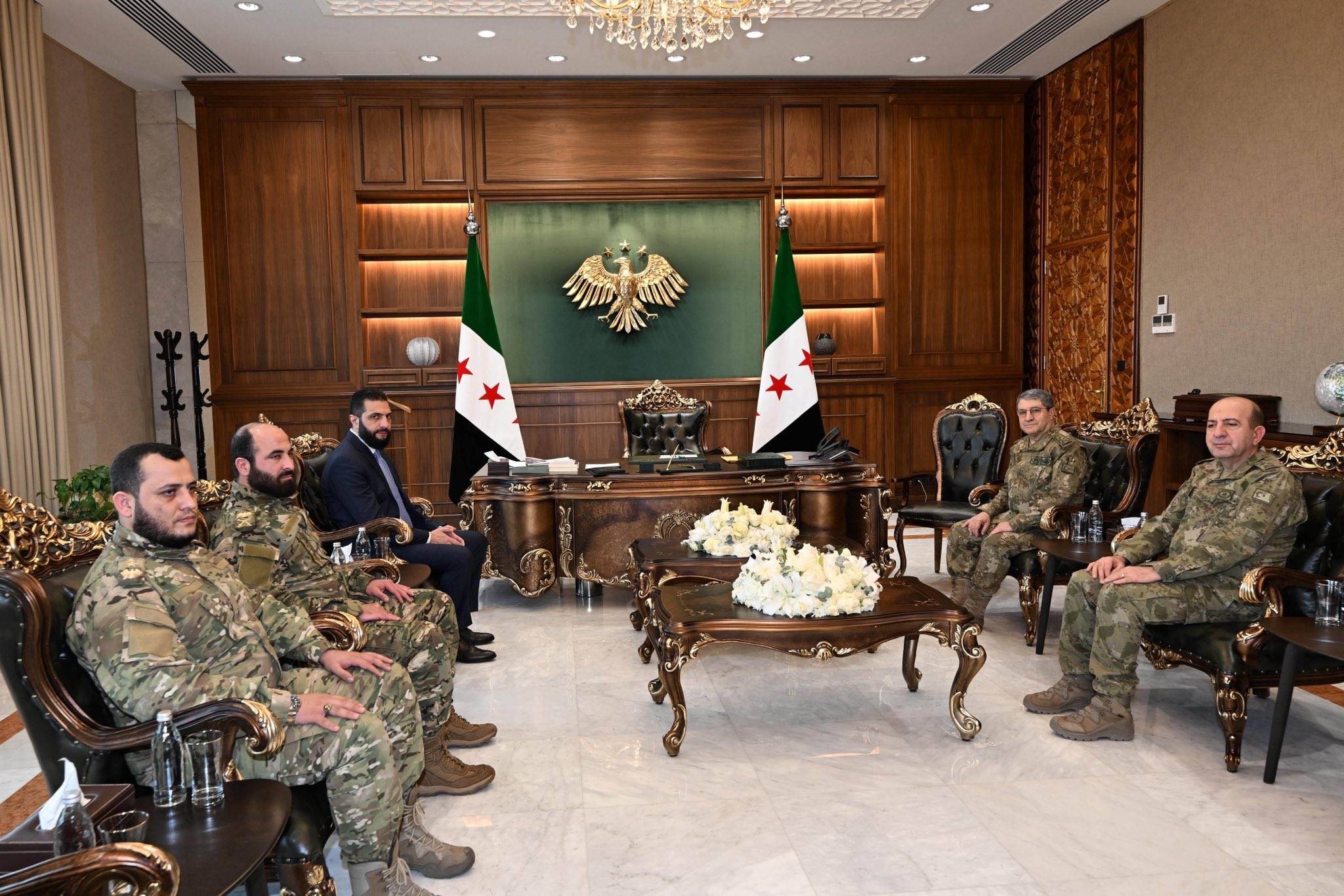 Suriye Cumhurbaşkanı Ahmed eş-Şera, 5 Aralık'ta Şam'da Genelkurmay Başkanı Orgeneral Selçuk Bayraktaroğlu ile bir araya geldi. (Türk Silahlı Kuvvetleri’nin resmi X hesabı)