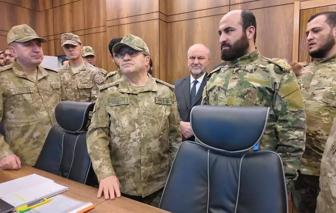 Türkiye ve Suriye genelkurmay başkanları, Şam'daki Ortak Harekât Merkezi’ni ziyaret etti. (Türk Silahlı Kuvvetleri’nin resmi X hesabı)