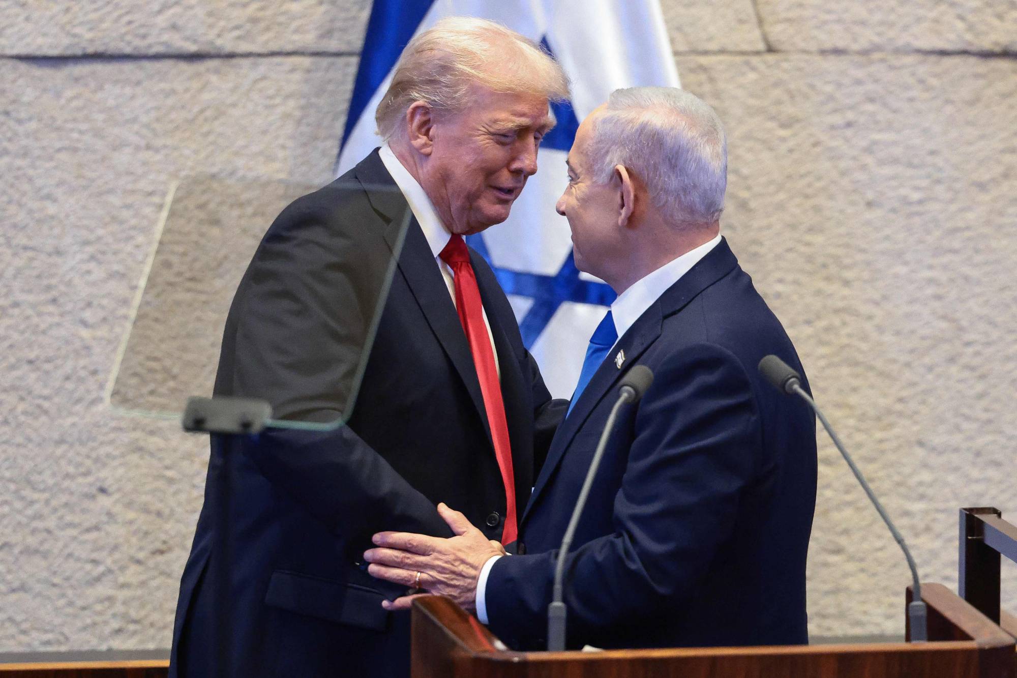  ABD Başkanı Donald Trump, 13 Ekim 2025'te Kudüs'teki Knesset'te İsrail Başbakanı Binyamin Netanyahu ile bir araya geldi. (AFP)