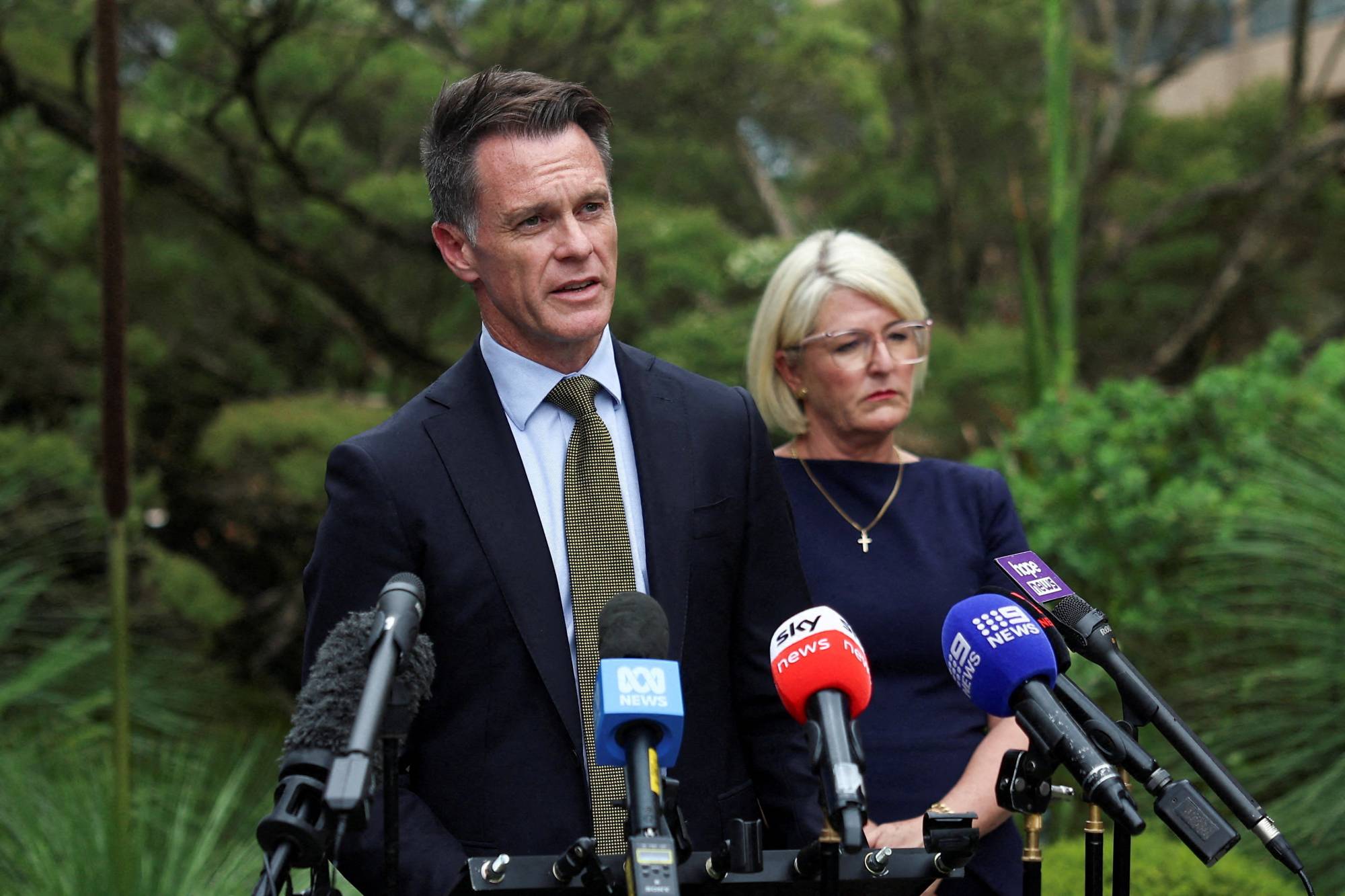 Yeni Güney Galler Başbakanı Chris Minns, Bondi Plajı'nda Yahudi Hanuka kutlaması sırasında meydana gelen ölümcül silahlı saldırıyla ilgili son gelişmeleri paylaşmak üzere bugün Yeni Güney Galler Parlamento Binası'nda bir basın toplantısı düzenledi (Reuters)