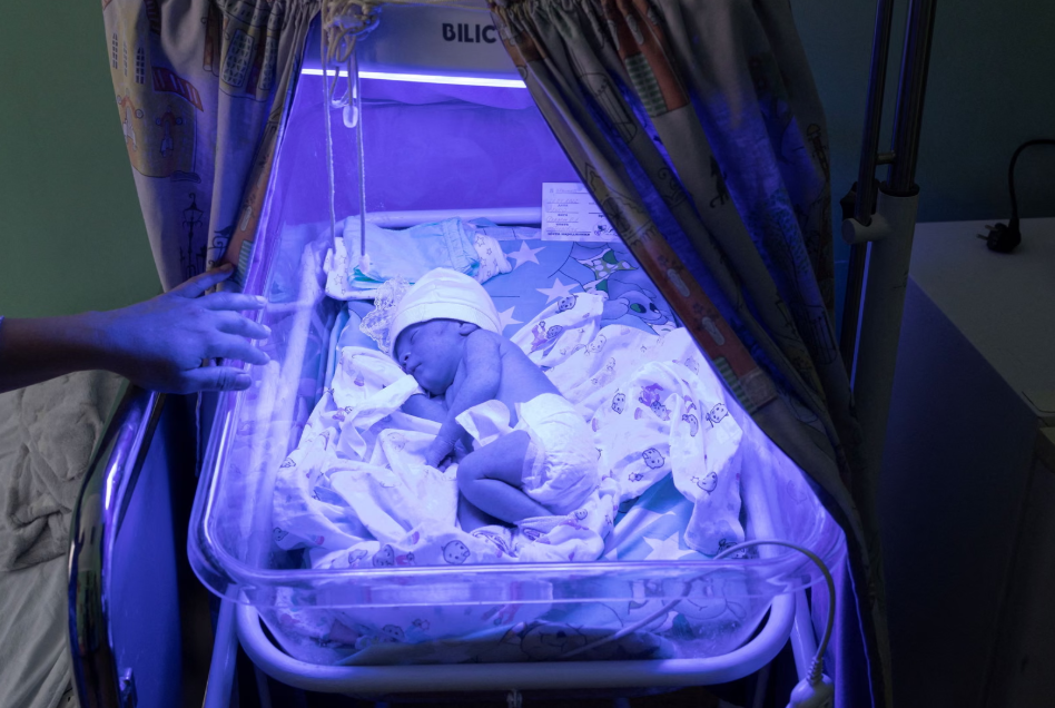 Ukrayna'nın doğusundaki Donetsk şehrinde bulunan Pokrovsk Doğumevi'nde yeni doğmuş bir bebek (Reuters)