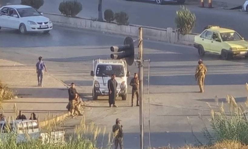  Halep'in Şeyh Maksud mahallesindeki bir kontrol noktasında SDG unsurları (X)