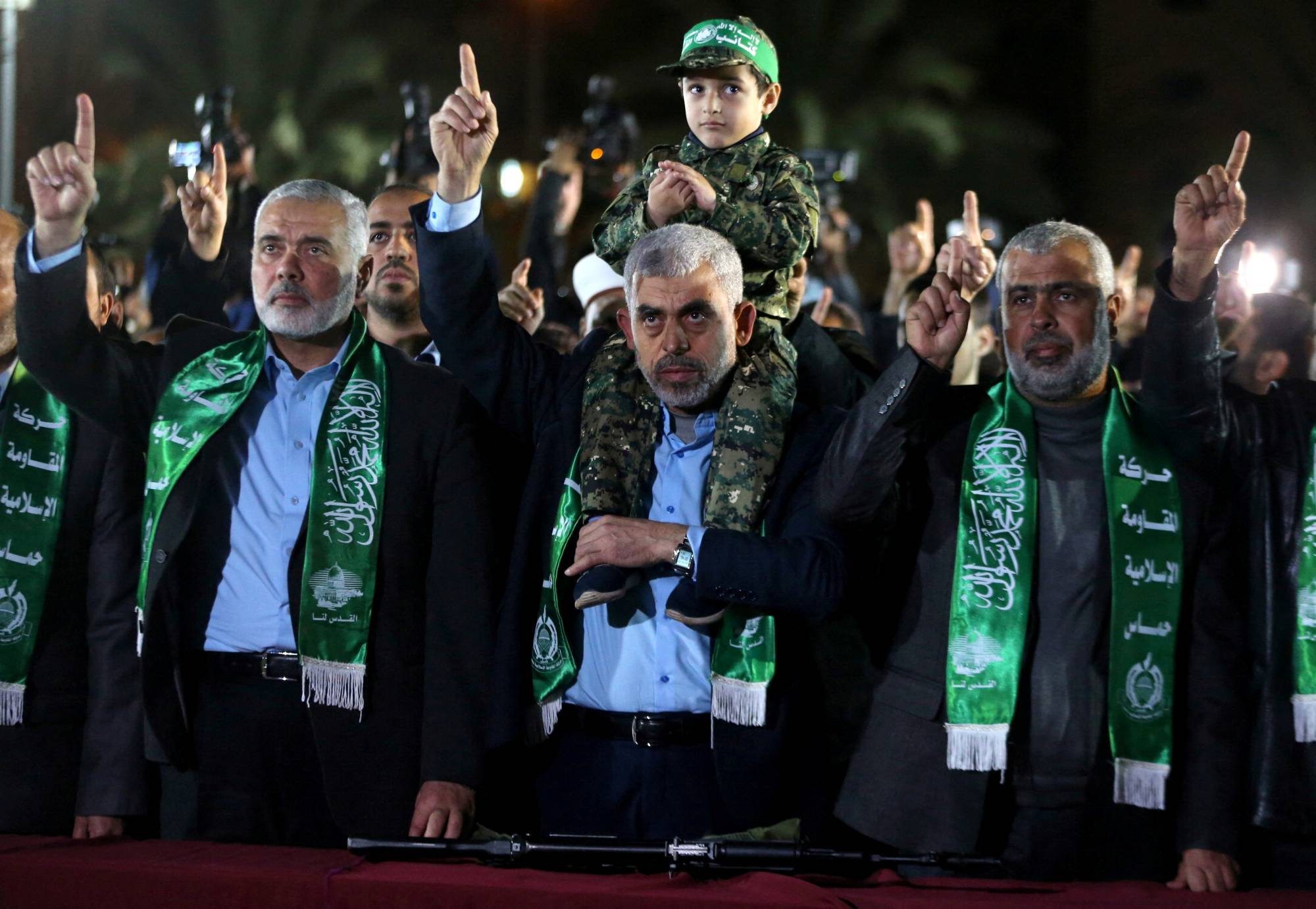 Hamas lideri Yahya Sinvar ve İsmail Haniye'in 2017'de Gazze'de çekilmiş fotoğrafı (Arşiv- Reuters)