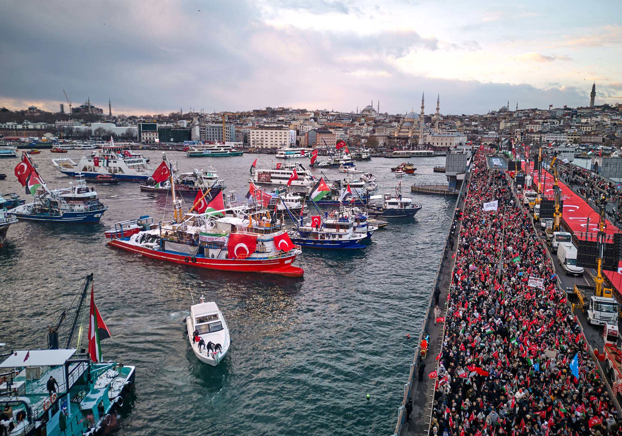 Gazze yanlısı göstericiler dondurucu soğukta toplandı ve Galata Köprüsü'ne doğru yürüdü (AP)