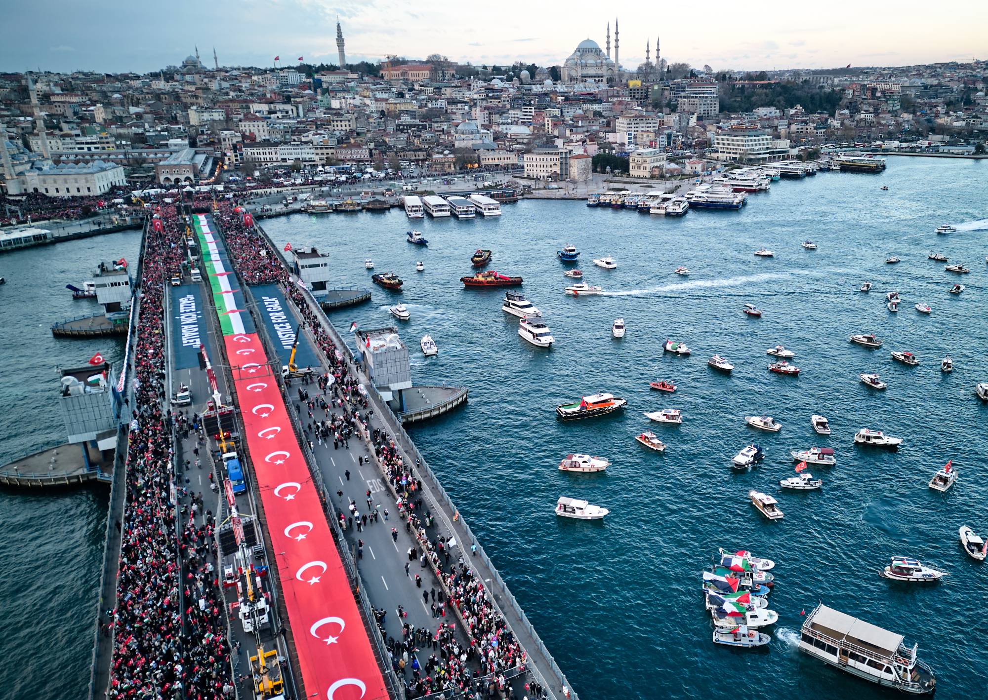 İstanbul'da Gazze'ye destek amacıyla düzenlenen yürüyüşe 400'den fazla sivil toplum örgütü katıldı (AP)
