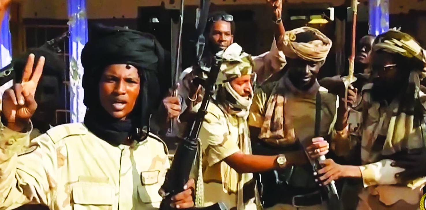  Kuzey Darfur eyaletinin başkenti el-Faşir'de bulunan HDK milisleri (AFP)