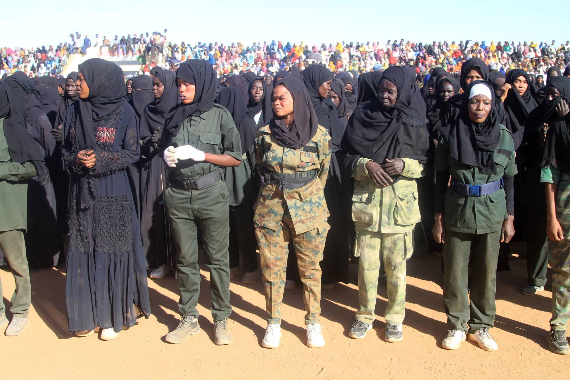 Hartum eyalet yetkilileri, silahlı kuvvetlere destek olmak üzere Omdurman'ın batısındaki Um Bede bölgesinde binlerce askeri eğitiyor, 15 Aralık (AFP)