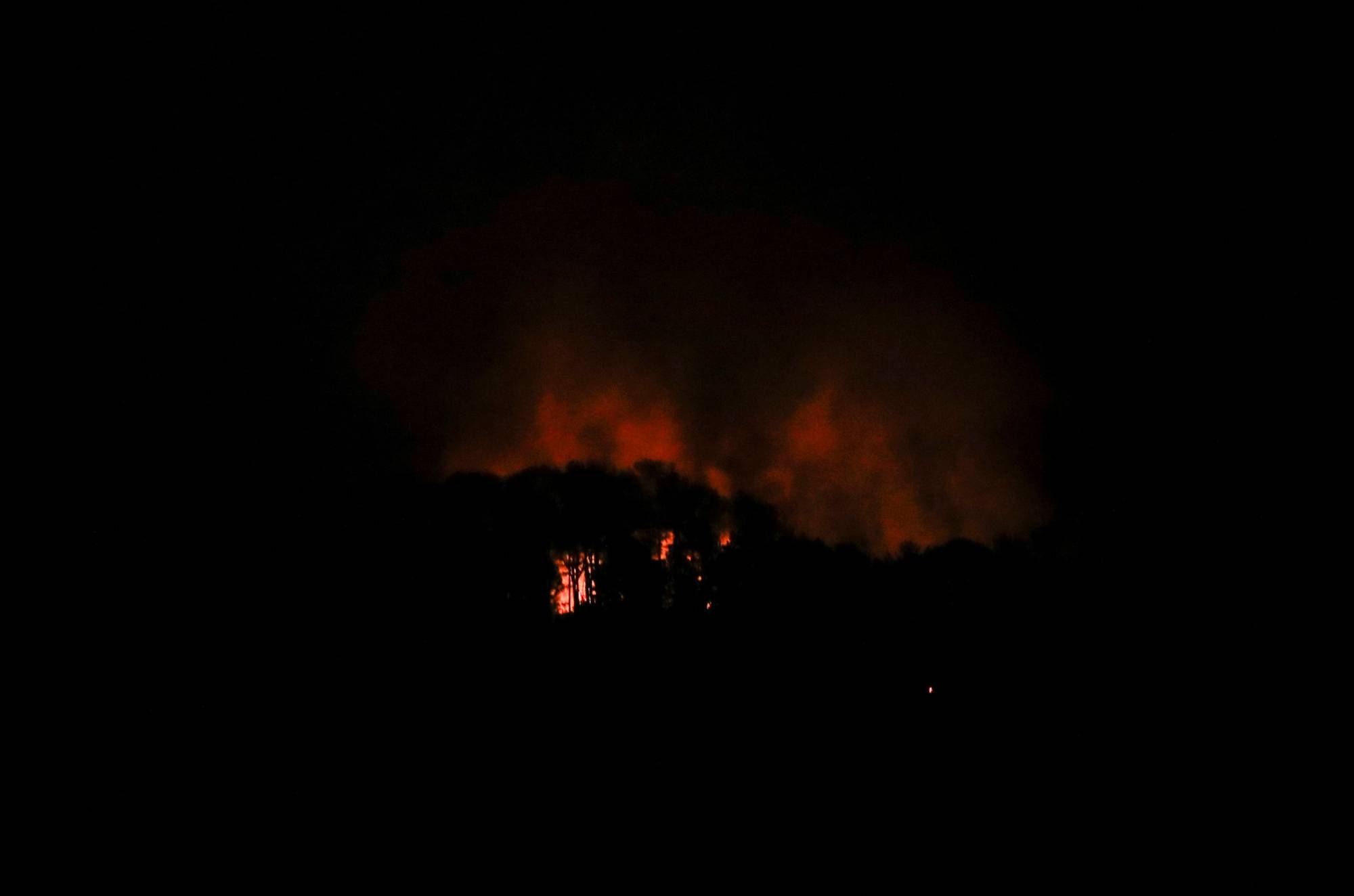  Karakas'ta patlamalar ve yüksek seslerin ardından yaşanan elektrik kesintisi sırasında askeri bir bölgenin yakınlarında duman yükseliyor (Reuters)