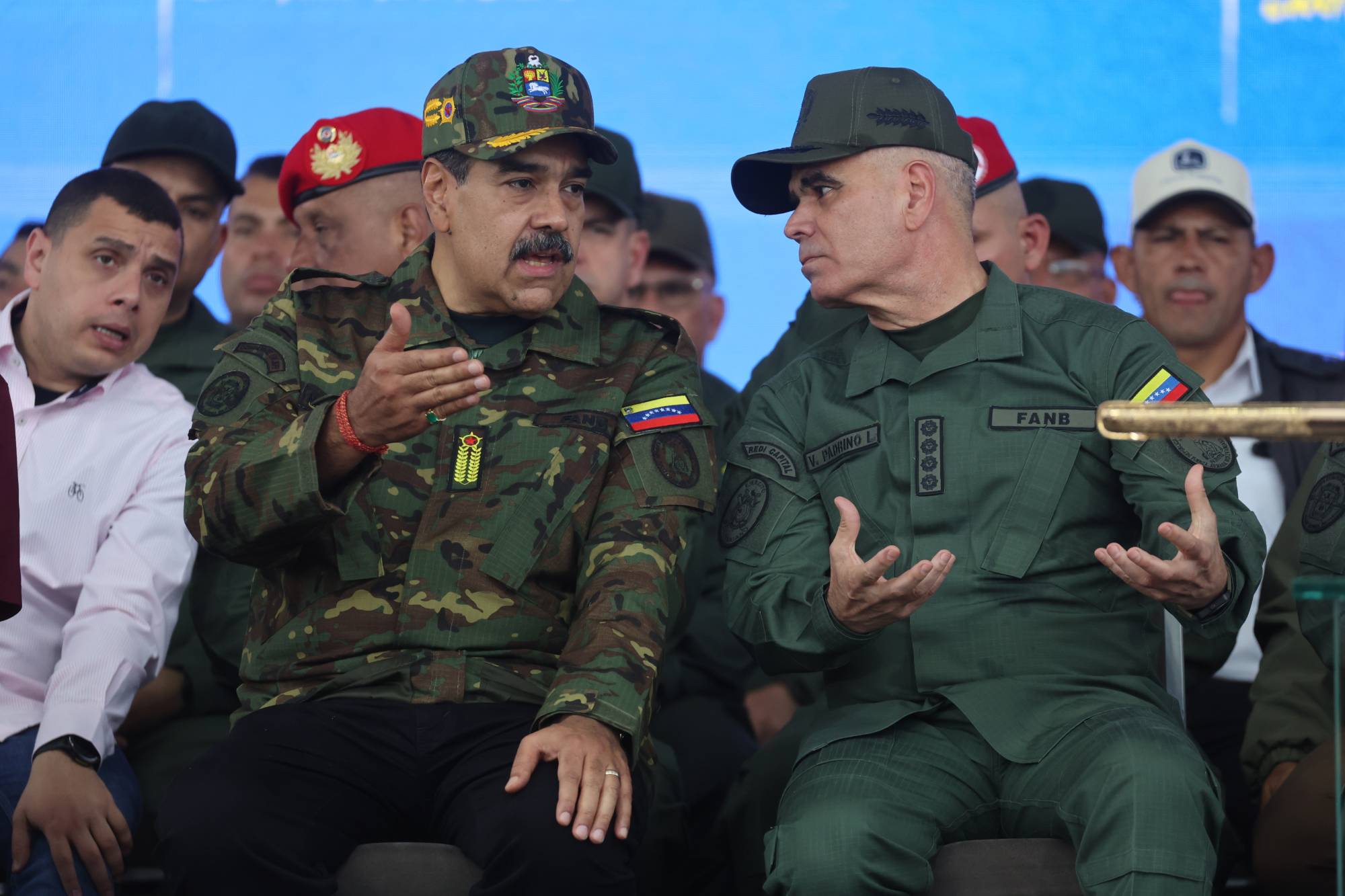 Maduro, Venezuela Savunma Bakanı Vladimir Padrino Lopez eşliğinde, 25 Kasım 2025'te Karakas'ta (EPA)
