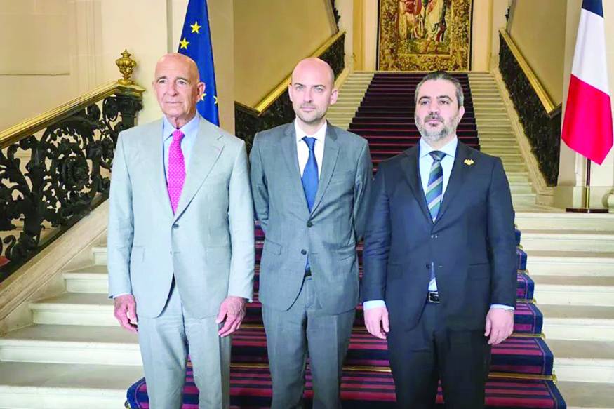  Eş-Şeybani (sağda) ve ABD elçisi Tom Barrack, geçen temmuz ayında Paris'te Fransız Dışişleri Bakanı Jean-Noël Barrot ile birlikte (SANA)