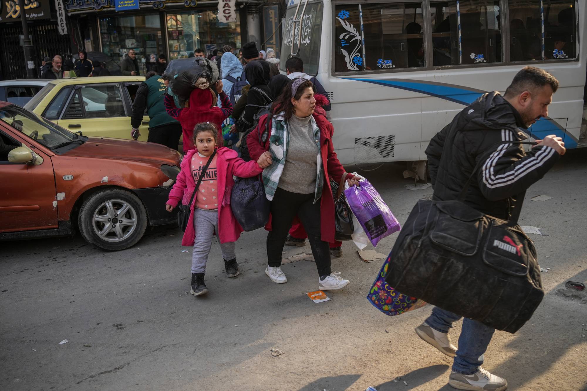  7 Ocak 2026'da eşyalarını taşıyarak Halep'ten kaçan insanlar (EPA)