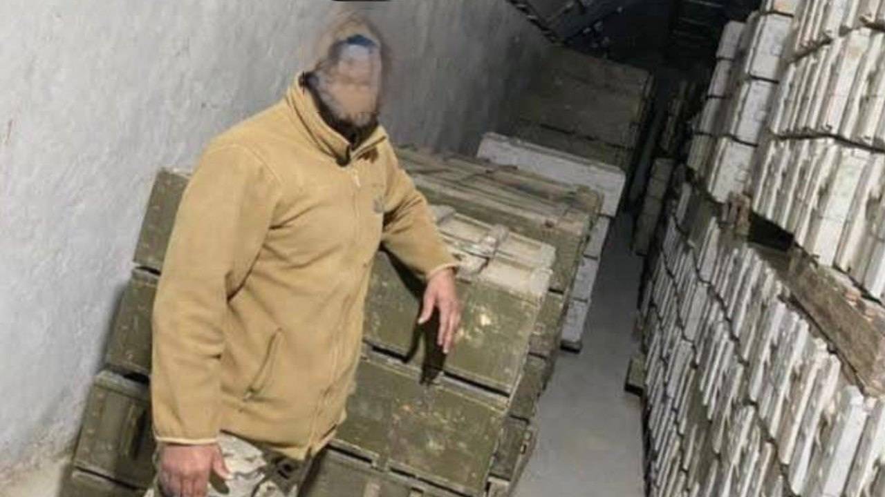  Lübnan ordusuna mensup bir asker, Hizbullah tesisinde mühimmat kutularının önünde duruyor. Güvenlik nedeniyle yüzü yapay zekâ kullanılarak gizlenmiş. (Sosyal medya)