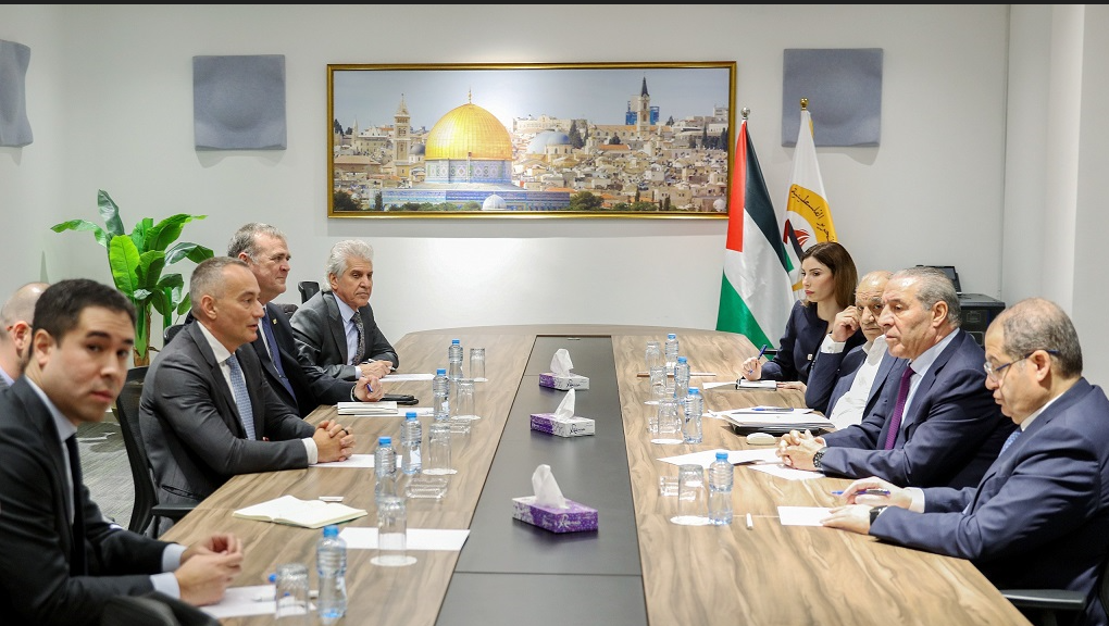 Filistin Devlet Başkanı Yardımcısı Hüseyin eş-Şeyh, dün Ramallah'ta Nikolay Mladenov ve beraberindeki heyeti kabul etti. (WAFA)