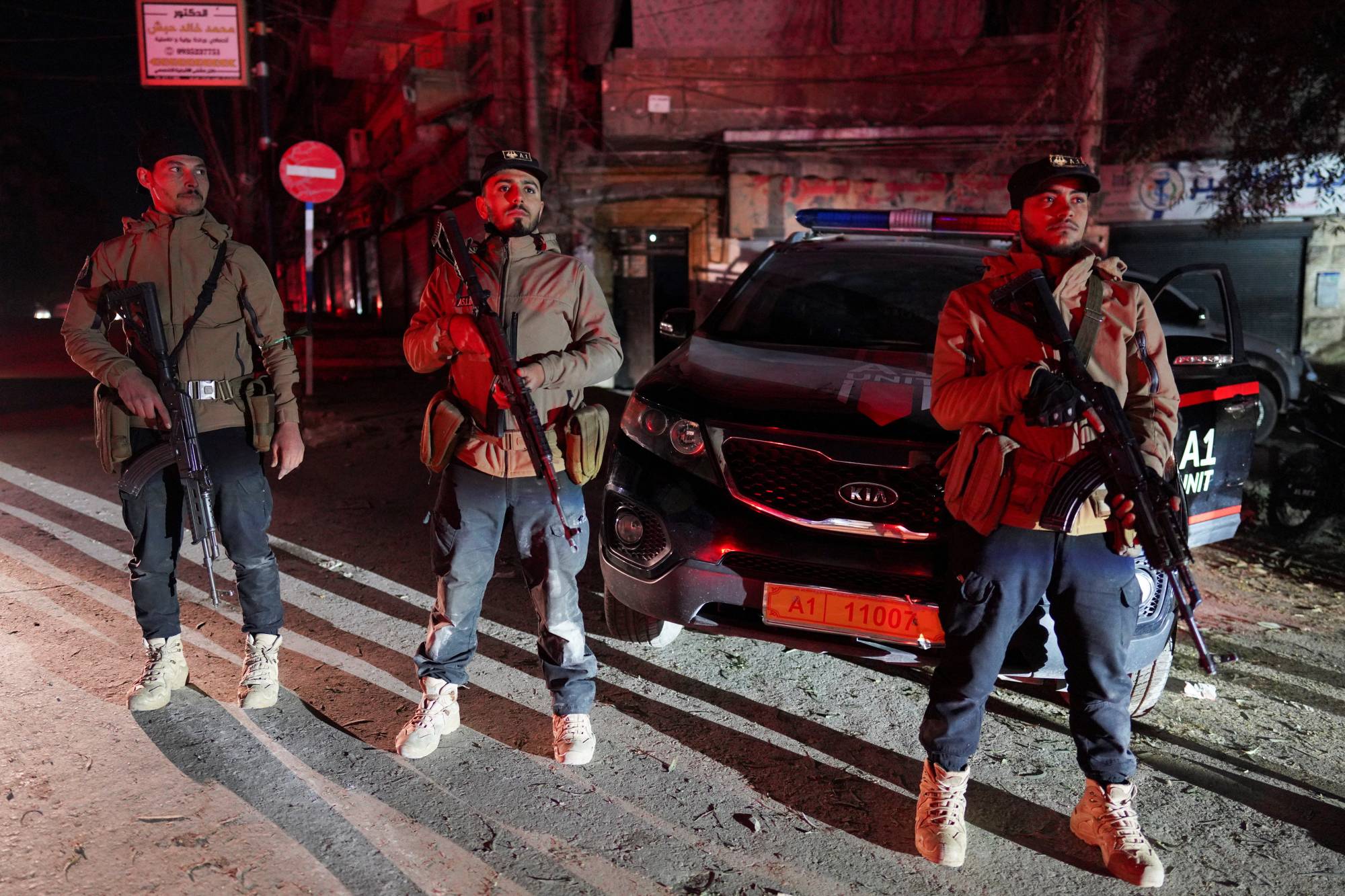   İçişleri Bakanlığı güvenlik güçleri, Halep'te SDG ile yaşanan çatışmaların ardından ele geçirdikleri Eşrefiye mahallesinde konuşlanmış durumda (Reuters)