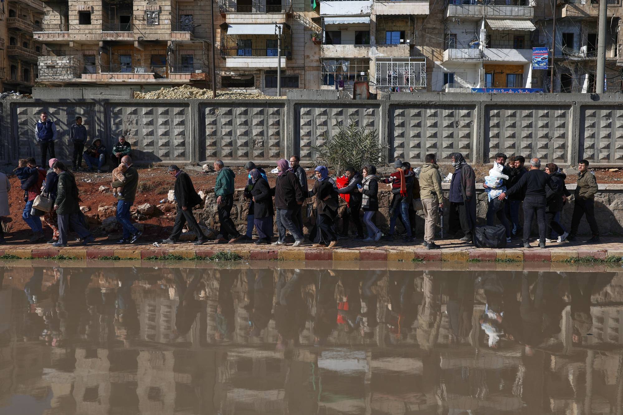 Şeyh Maksud mahallesindeki bir bölgeden tahliye edilen siviller (AP)