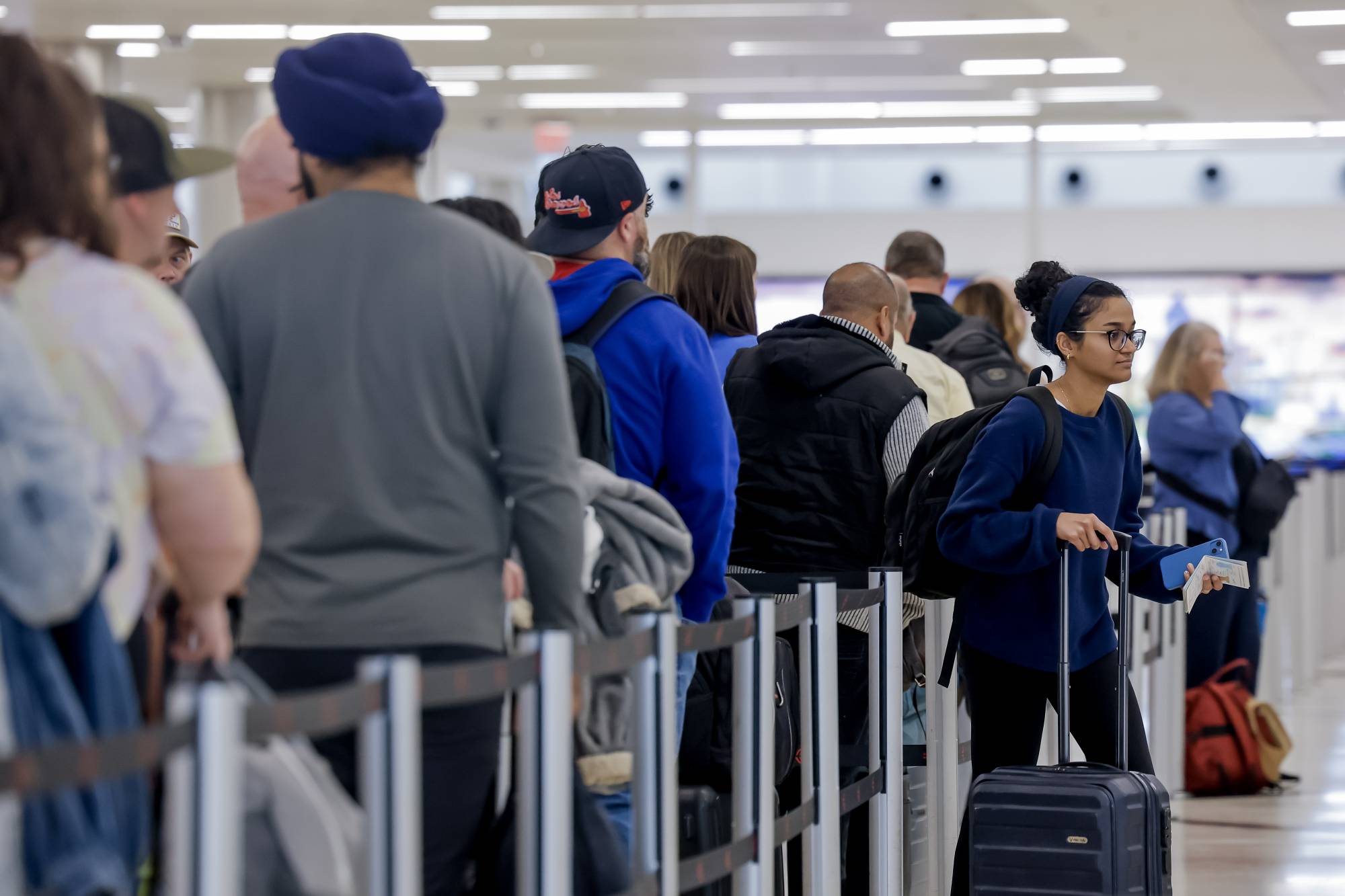 ABD'nin Georgia eyaletindeki bir havaalanında güvenlik kontrol noktasında bekleyen yolcular (EPA)