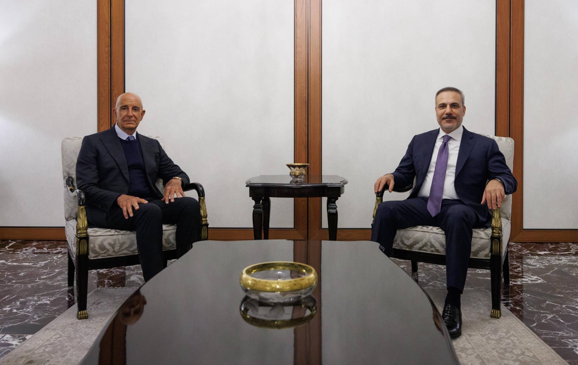  Fidan, bu akşam Dışişleri Bakanlığı merkezinde ABD Büyükelçisi Tom Barrack ile yaptığı görüşmede (Türk Dışişleri Bakanlığı)