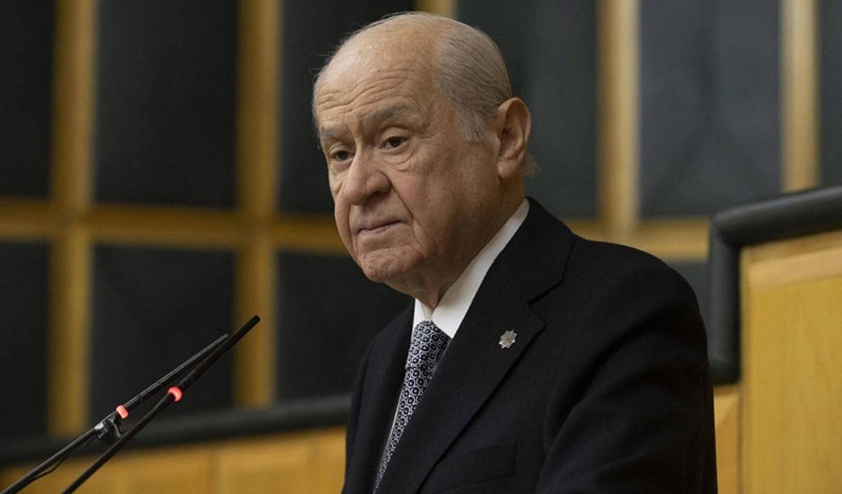  Bahçeli, Milliyetçi Hareket Partisi'nin meclis grubu önünde konuşurken (Parti hesabı VX)