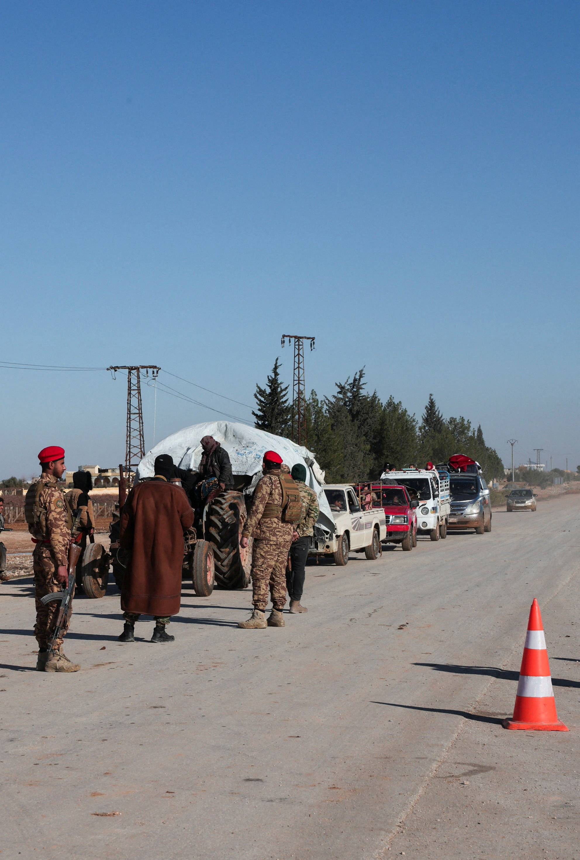 Yoğun yerinden edilmelerin yaşandığı Deyr Hafir bölgesinde Suriye güvenlik güçleri tarafından kurulan bir kontrol noktası (Reuters)
