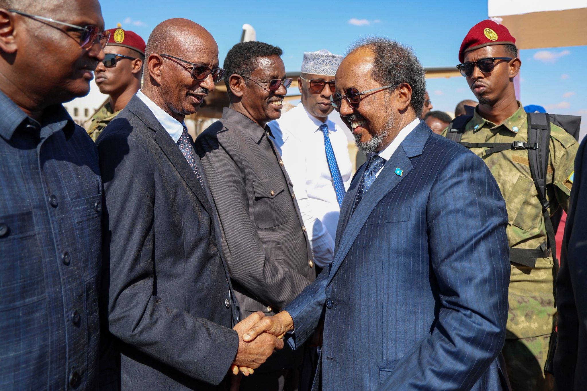 Somali Cumhurbaşkanı Hasan Şeyh Mahmud, Somali'nin Kuzeydoğu Eyaleti Cumhurbaşkanlığı göreve başlama törenine katılmak üzere Las Anod'a yaptığı ziyaret sırasında (Somali Cumhurbaşkanlığı Facebook hesabı)
