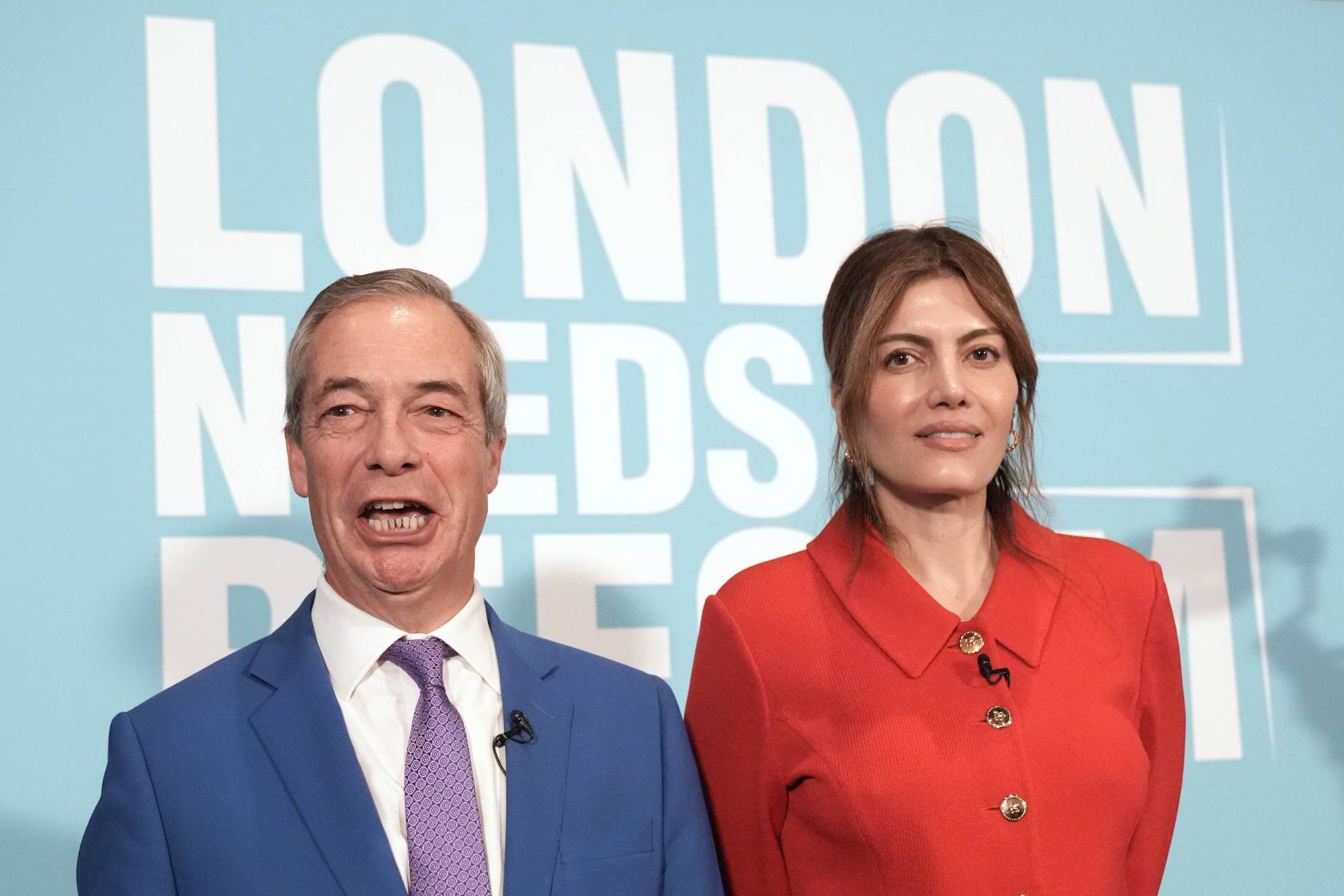 Reform UK Partisi'nin Londra Belediye Başkan Adayı Laila Cunningham, parti lideri Nigel Farage ile Southwark'taki Glaziers Hall'da düzenlenen basın toplantısında (DPA)
