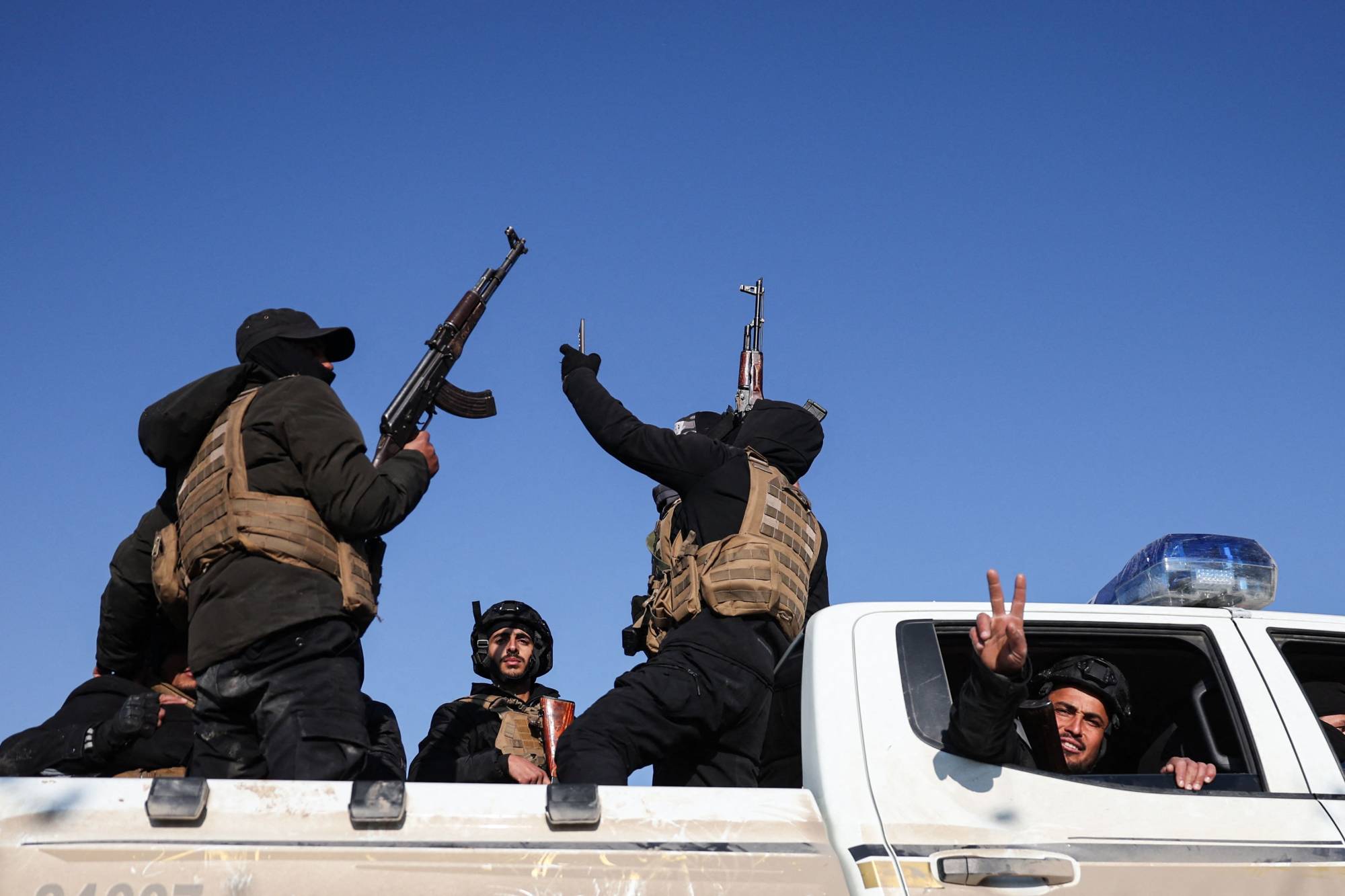 Suriye hükümet güçleri, 19 Ocak 2026'da Suriye'nin doğusundaki Deyrizor'da konuşlandı (AFP)