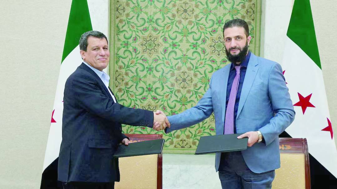 Suriye Cumhurbaşkanı Ahmed eş-Şera, 10 Mart 2025 tarihinde Suriye'nin başkenti Şam'da ABD destekli Suriye Demokratik Güçleri'nin (SDG) lideri Mazlum Abdi ile tokalaşırken (SANA)