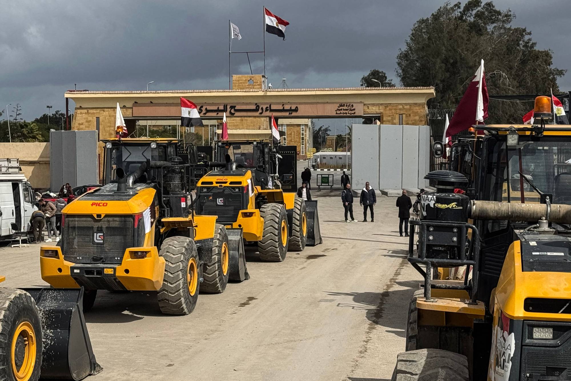 Refah Sınır Kapısı’nın Mısır tarafında Gazze Şeridi'ne girmek için bekleyen ağır ekipmanlar (AFP)