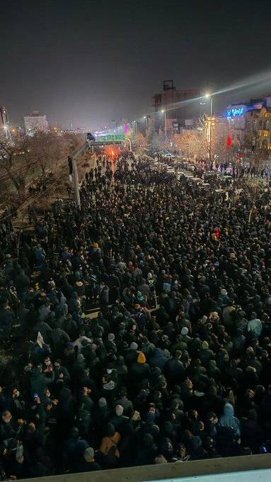 İran'ın kuzeydoğusundaki Meşhed'de cuma günü düzenlenen protesto yürüyüşlerinden (Telegram)