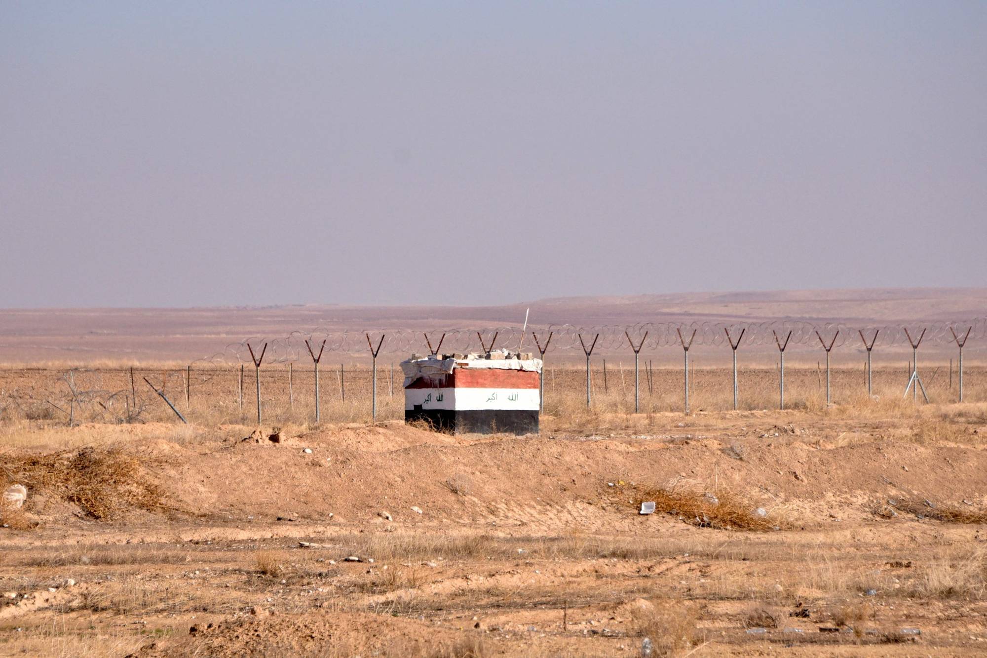 Irak ordusuna ait, Suriye ile 600 kilometrelik sınırda bulunan bir gözlem kulesi (AFP)