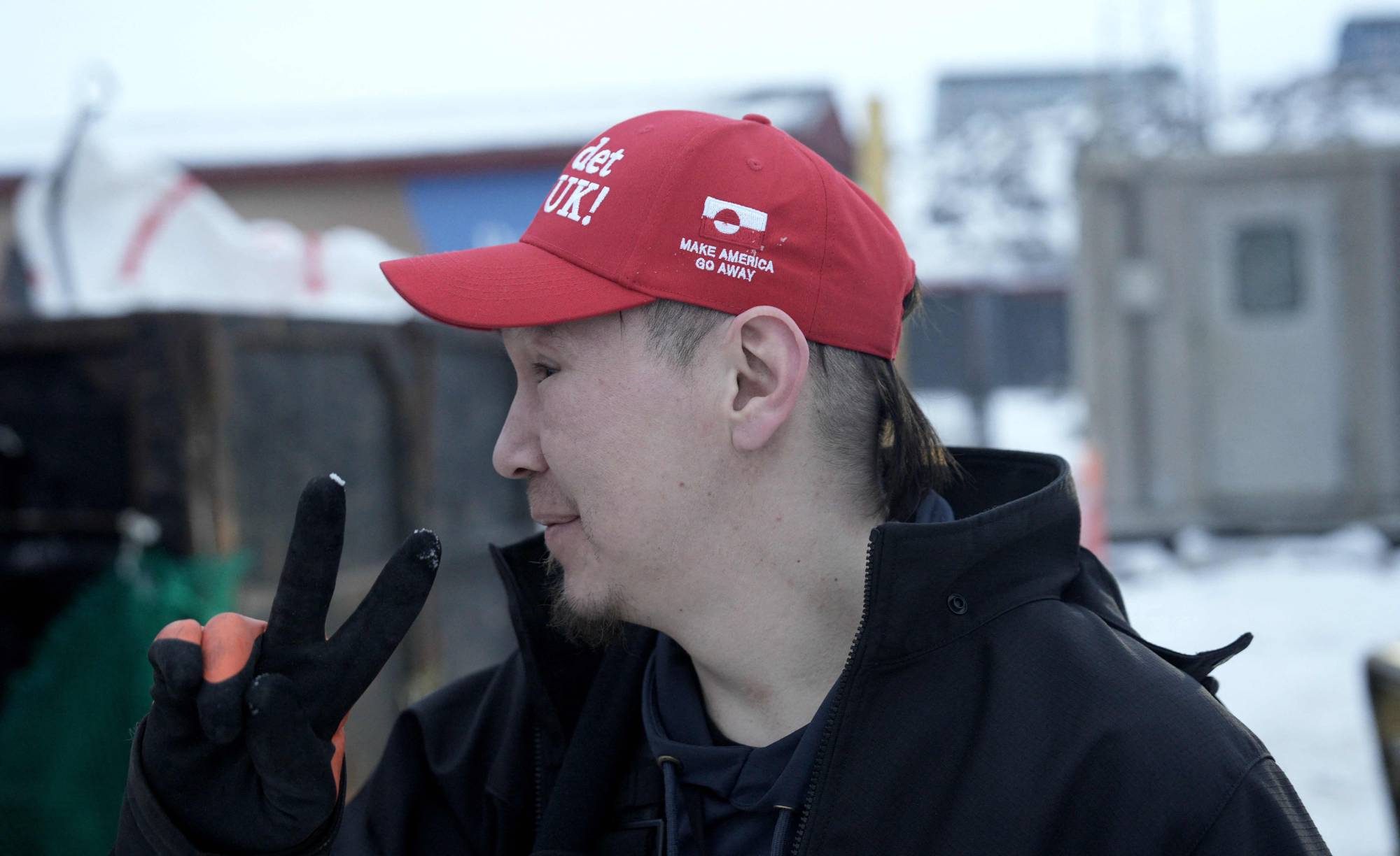 Şapka takan bir protestocu (AFP)